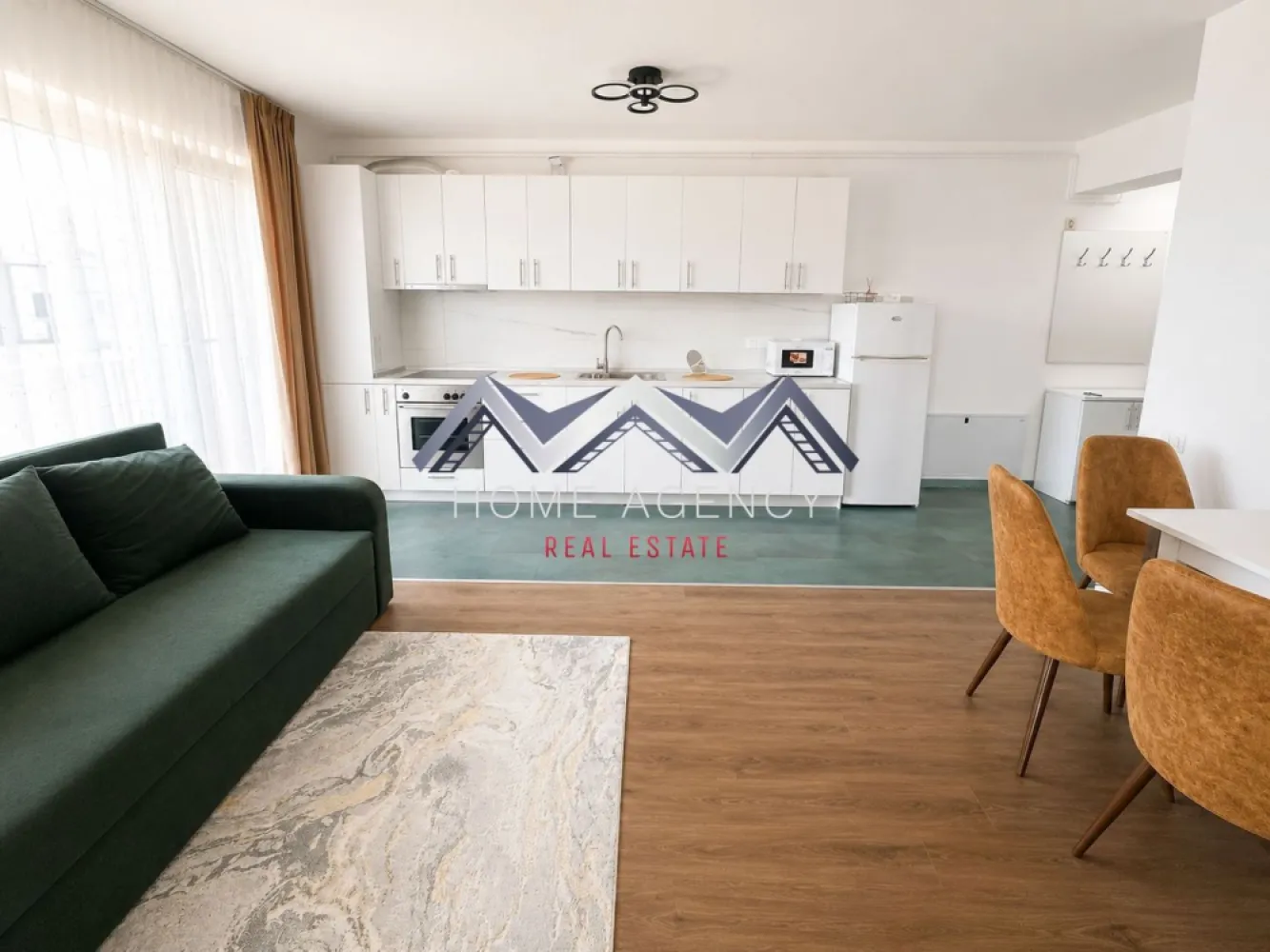 Apartament 2 camere | mobilat, utilat, parcare - Vă propunem, spre vânzare, un apartament cu 2 camere, situat la etajul 1 din 3 al unui imobil nou și modern din Otopeni, potrivit atât pentru locuit, cât și pentru investiție, datorită poziționării foarte bune și accesului rapid către principalele puncte de interes din zonă.

Apartamentul se vinde complet mobilat și utilat, fiind pregătit pentru mutare imediată sau pentru închiriere. Compartimentarea este practică, cu spații luminoase și bine organizate, oferind confort și funcționalitate pentru viața de zi cu zi.

Zona de living include spațiu de relaxare, loc de dining și bucătărie complet echipată, cu acces către balcon. Dormitorul este confortabil și beneficiază, la rândul său, de acces către un balcon propriu. Apartamentul oferă o bază foarte bună atât pentru locuire personală, cât și pentru o investiție care poate fi valorificată și îmbunătățită în timp.

Unul dintre avantajele importante ale proprietății este amplasarea. Apartamentul beneficiază de acces rapid către DN1, Aeroportul Henri Coandă, București și principalele centre comerciale din zonă. În apropiere regăsiți magazine, restaurante, cafenele, parcuri, grădinițe și școli, toate facilitățile necesare unui stil de viață comod și echilibrat.

În preț, este inclus și un loc de parcare suprateran.

Dacă sunteți în căutarea unui apartament bine poziționat, cu potențial bun atât pentru locuit, cât și pentru investiție, această proprietate merită văzută. Contactați-ne pentru mai multe detalii și pentru programarea unei vizionări.