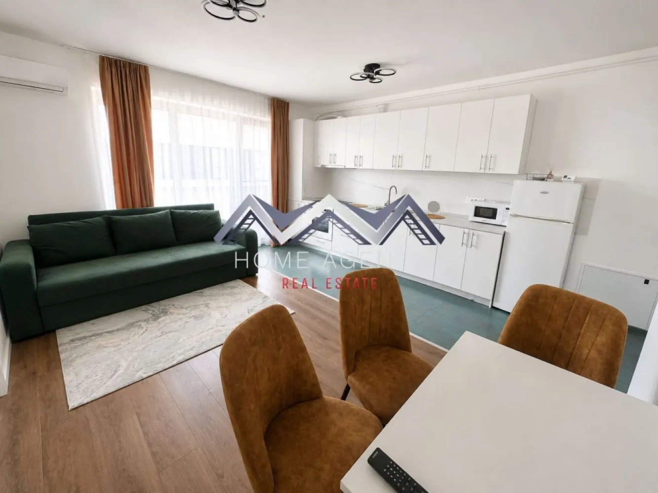 Apartament 2 camere | mobilat, utilat, parcare - Vă propunem, spre vânzare, un apartament cu 2 camere, situat la etajul 1 din 3 al unui imobil nou și modern din Otopeni, potrivit atât pentru locuit, cât și pentru investiție, datorită poziționării foarte bune și accesului rapid către principalele puncte de interes din zonă.

Apartamentul se vinde complet mobilat și utilat, fiind pregătit pentru mutare imediată sau pentru închiriere. Compartimentarea este practică, cu spații luminoase și bine organizate, oferind confort și funcționalitate pentru viața de zi cu zi.

Zona de living include spațiu de relaxare, loc de dining și bucătărie complet echipată, cu acces către balcon. Dormitorul este confortabil și beneficiază, la rândul său, de acces către un balcon propriu. Apartamentul oferă o bază foarte bună atât pentru locuire personală, cât și pentru o investiție care poate fi valorificată și îmbunătățită în timp.

Unul dintre avantajele importante ale proprietății este amplasarea. Apartamentul beneficiază de acces rapid către DN1, Aeroportul Henri Coandă, București și principalele centre comerciale din zonă. În apropiere regăsiți magazine, restaurante, cafenele, parcuri, grădinițe și școli, toate facilitățile necesare unui stil de viață comod și echilibrat.

În preț, este inclus și un loc de parcare suprateran.

Dacă sunteți în căutarea unui apartament bine poziționat, cu potențial bun atât pentru locuit, cât și pentru investiție, această proprietate merită văzută. Contactați-ne pentru mai multe detalii și pentru programarea unei vizionări.