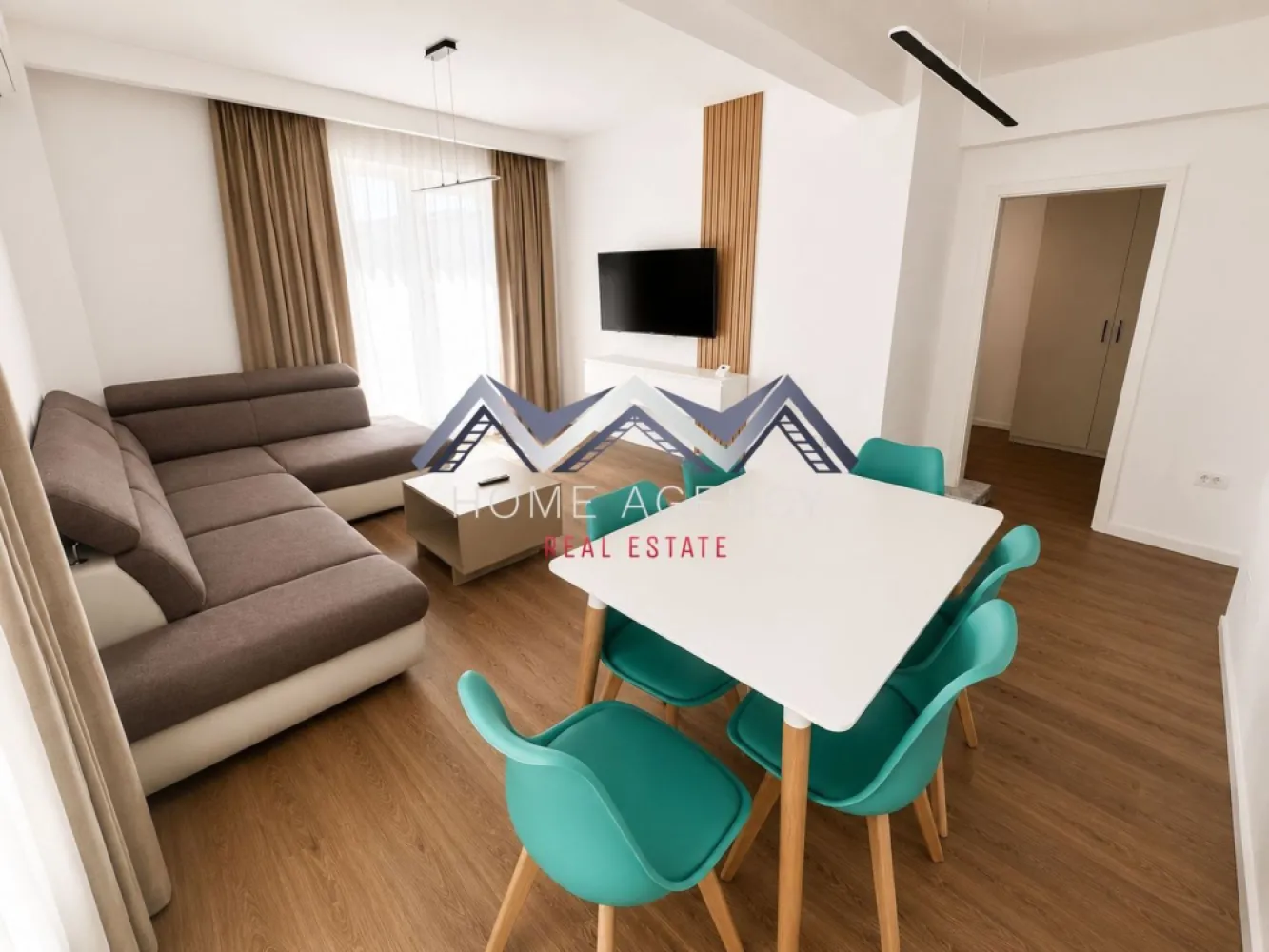 Apartament 3 camere premium + curte 30 mp | prima închiriere - Vă propunem, spre închiriere, un apartament premium cu 3 camere, situat la parterul unui imobil modern din Otopeni, ideal pentru cei care își doresc confort, intimitate și un stil de viață echilibrat, aproape de toate punctele importante de interes.

Apartamentul are o suprafață utilă de 65 mp și este excelent compartimentat, oferind spații generoase și funcționale. Zona de zi este compusă dintr-un living luminos cu zonă de dining și acces către curtea proprie de aproximativ 30 mp — un spațiu perfect pentru relaxare, cafeaua de dimineață sau momente petrecute în aer liber. Bucătăria este închisă, separată eficient de zona de living, ideală pentru cei care apreciază confortul și organizarea unui spațiu bine definit.

Zona de noapte este gândită pentru intimitate și confort, apartamentul având un dormitor matrimonial cu baie proprie, echipată cu duș walk-in, precum și un al doilea dormitor spațios, deservit de încă o baie. Compartimentarea este practică și echilibrată, fiind potrivită atât pentru un cuplu, cât și pentru o familie.

Locuința beneficiază de finisaje moderne și materiale de calitate, iar atmosfera generală este una elegantă și foarte primitoare. Spațiile sunt luminoase, bine proporționate și pregătite pentru a oferi viitorilor chiriași un nivel ridicat de confort.

Un alt avantaj important al proprietății este amplasarea excelentă, cu acces rapid către DN1, Aeroportul Henri Coandă, București și principalele zone comerciale și de interes din Otopeni. În apropiere regăsiți magazine, restaurante, școli, grădinițe și alte facilități necesare unui stil de viață comod și eficient.

În prețul chiriei este inclus și un loc de parcare suprateran.

Dacă vă doriți un apartament modern, bine compartimentat, cu curte proprie și poziționare foarte bună, această proprietate merită cu siguranță văzută. Contactați-ne pentru mai multe detalii și programați o vizionare — este genul de locuință care vă face să vă simțiți acasă încă de la prima vedere.
