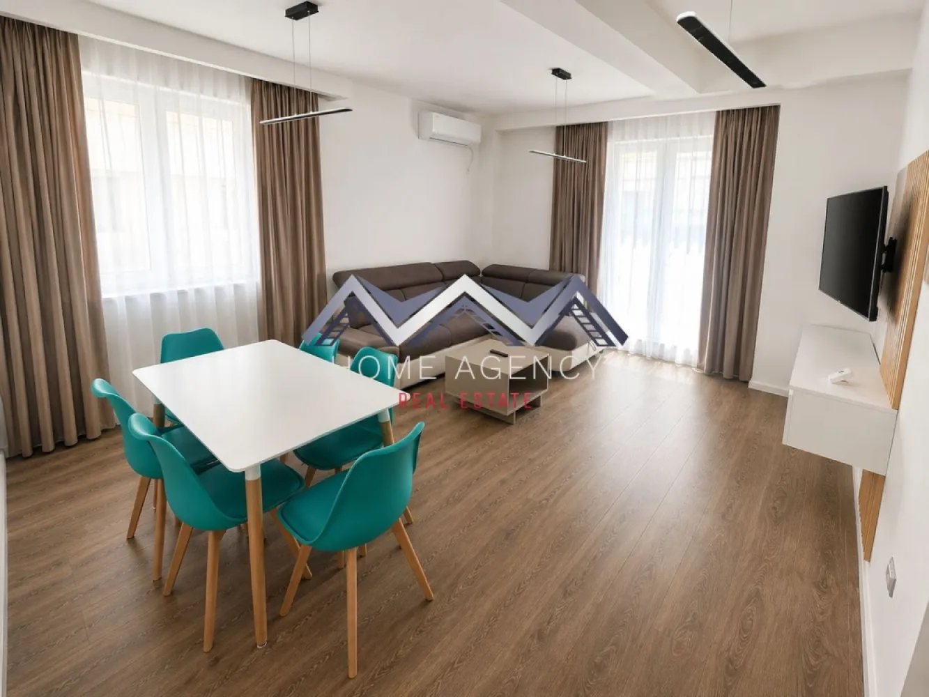 Apartament 3 camere premium + curte 30 mp | prima închiriere - Vă propunem, spre închiriere, un apartament premium cu 3 camere, situat la parterul unui imobil modern din Otopeni, ideal pentru cei care își doresc confort, intimitate și un stil de viață echilibrat, aproape de toate punctele importante de interes.

Apartamentul are o suprafață utilă de 65 mp și este excelent compartimentat, oferind spații generoase și funcționale. Zona de zi este compusă dintr-un living luminos cu zonă de dining și acces către curtea proprie de aproximativ 30 mp — un spațiu perfect pentru relaxare, cafeaua de dimineață sau momente petrecute în aer liber. Bucătăria este închisă, separată eficient de zona de living, ideală pentru cei care apreciază confortul și organizarea unui spațiu bine definit.

Zona de noapte este gândită pentru intimitate și confort, apartamentul având un dormitor matrimonial cu baie proprie, echipată cu duș walk-in, precum și un al doilea dormitor spațios, deservit de încă o baie. Compartimentarea este practică și echilibrată, fiind potrivită atât pentru un cuplu, cât și pentru o familie.

Locuința beneficiază de finisaje moderne și materiale de calitate, iar atmosfera generală este una elegantă și foarte primitoare. Spațiile sunt luminoase, bine proporționate și pregătite pentru a oferi viitorilor chiriași un nivel ridicat de confort.

Un alt avantaj important al proprietății este amplasarea excelentă, cu acces rapid către DN1, Aeroportul Henri Coandă, București și principalele zone comerciale și de interes din Otopeni. În apropiere regăsiți magazine, restaurante, școli, grădinițe și alte facilități necesare unui stil de viață comod și eficient.

În prețul chiriei este inclus și un loc de parcare suprateran.

Dacă vă doriți un apartament modern, bine compartimentat, cu curte proprie și poziționare foarte bună, această proprietate merită cu siguranță văzută. Contactați-ne pentru mai multe detalii și programați o vizionare — este genul de locuință care vă face să vă simțiți acasă încă de la prima vedere.