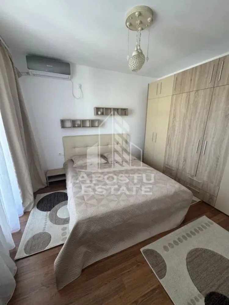 Apartament cu 2 camere, de inchiriat, zona Torontalului-Vox, Timisoara - Agentia imobiliara APOSTU ESTATE va propune spre inchiriere un apartament cu 2 camere, spatios si luminos, situat in Timisoara, zona Torontaluluii, o zona linistita si bine pozitionata, potrivit pentru cupluri,familii, sau studenti care isi doresc o locuinta unde sa se simta confortabil si cu acces facil catre scoli, statii de autobuz, supermarketuri , magazine de zona, parcuri.

Suprafata utila: 60 mp
Compartimentare eficienta:
-Hol de acces generos.
-Living room luminos cu bucatarie open space.
-Dormitor matrimonial.
-Baie cu cada.

Confort si facilitati:
-Incalzirea apartamentului: Pardoseala, Centrala proprie.
-Apartamentul este complet mobilat si utilat.
- Nu se accepta animale de companie de catre proprietar.

Localizare:
-Timis, Timisoara, zona Torontalului– acces facil : Vox Technology, Penny, Aral

Ideal pentru:
-Cupluri.
-Familii.
-Persoane singure.

Disponibilitate: imediata
Pret chirie lunara: 420 euro ( negociabil)
Programeaza o vizionare pentru a-ti putea imagina viitorul aici!
ID intern: CP3128284

JOI Tulbure Cristian