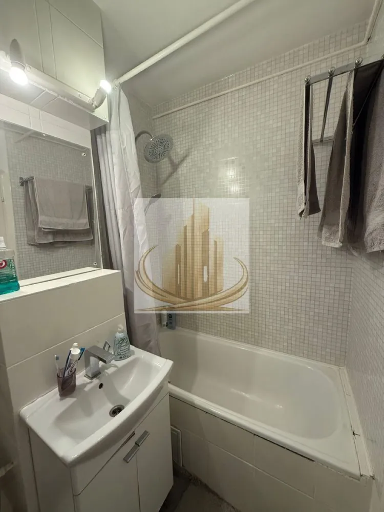 Ap 2 cam decomandat | Vedere panoramică | Complex | ideal Investitie - Echipa Grand Mobilis Imobiliare vă propune spre vânzare un apartament deosebit cu 2 camere decomandate, situat în inima Complexului Studențesc, una dintre cele mai căutate zone din Timișoara atât pentru locuit, cât și pentru investiție.

Apartamentul este amplasat la etajul 8 din 8 al unui imobil dotat cu lift și se remarcă prin luminozitatea excelentă, compartimentarea eficientă și priveliștea panoramică impresionantă asupra orașului. Din apartament se pot admira repere importante ale Timișoarei, precum Catedrala Mitropolitană, Spitalul Județean și Spitalul Regina Maria.

Locuința a fost renovată în urmă cu aproximativ 5 ani, este foarte bine întreținută și se prezintă într-o stare excelentă, fiind pregătită pentru mutare imediată. Se vinde complet mobilată și utilată, exact cum este prezentată, reprezentând o soluție ideală pentru cei care își doresc să se mute fără investiții suplimentare.

Apartamentul beneficiază de o compartimentare practică și funcțională:

living generos cu zonă de birou și bibliotecă;
dormitor spațios;
bucătărie complet utilată;
hol cu multiple spații de depozitare;
baie;
numeroase zone de depozitare realizate inteligent.

Un alt avantaj important îl reprezintă mobilierul executat la comandă și designul interior realizat cu ajutorul unui arhitect, aspecte care oferă locuinței un caracter modern, elegant și foarte bine optimizat.

Confortul termic este asigurat prin intermediul termoficării și al caloriferelor, însă pentru viitorii proprietari există și posibilitatea montării unei centrale proprii pe gaz, instalația de gaz fiind deja introdusă în apartament.

De asemenea, un aspect extrem de important este faptul că hidroizolația blocului a fost refăcută complet în urmă cu doar 2 ani, eliminând orice grijă privind eventualele infiltrații și oferind siguranță pe termen lung.

Poziționarea reprezintă unul dintre cele mai mari atuuri ale proprietății. Situat în imediata apropiere a universităților, apartamentul oferă acces rapid către:

Universități și facultăți;
școli, grădinițe și licee;
parcuri și zone verzi;
mijloace de transport în comun;
restaurante, cafenele și terase;
supermarketuri și magazine;
centrul orașului și principalele puncte de interes.

Datorită poziției excepționale, apartamentul este alegerea ideală pentru un student, un cuplu sau o familie care își dorește să locuiască într-o zonă centrală și vibrantă. Totodată, proprietatea reprezintă o oportunitate excelentă de investiție, beneficiind de un randament foarte bun la închiriere și de o cerere constant ridicată datorită proximității față de centrele universitare.

Un apartament care îmbină perfect confortul, locația premium și priveliștea spectaculoasă asupra orașului, într-una dintre cele mai valoroase zone ale Timișoarei.

Pentru mai multe detalii, informații suplimentare sau programarea unei vizionări, echipa Grand Mobilis Imobiliare vă stă cu drag la dispoziție.
ID Intern: CP3128236