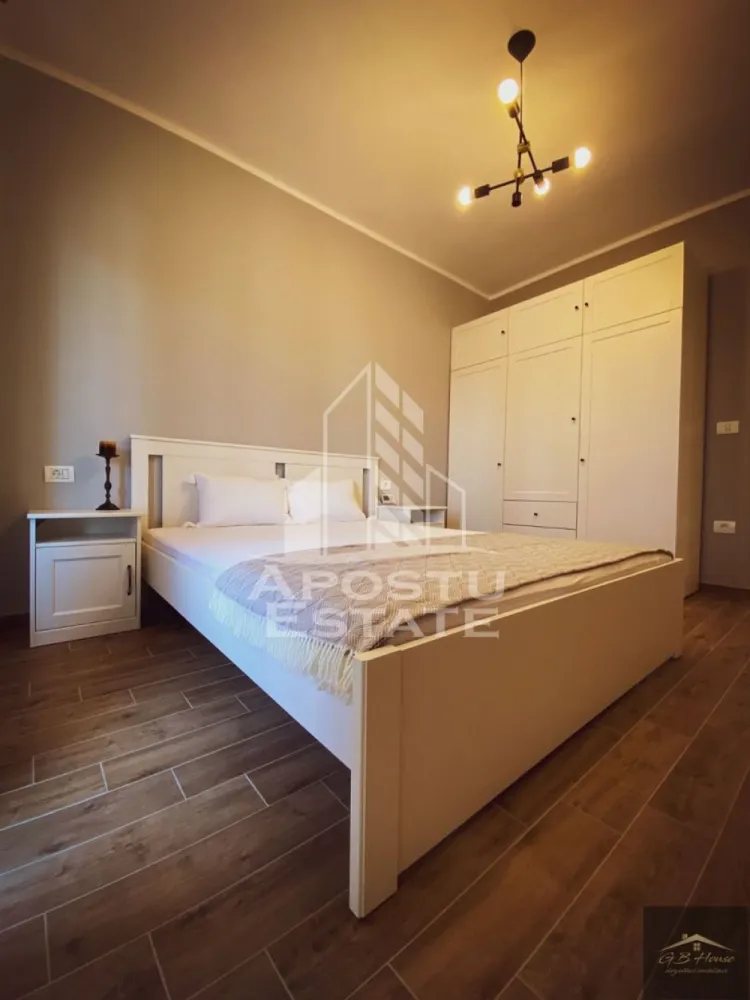 Apartament 2ca la prima inchirere,2 locuri parcare, Dumbravita - Apostu estate va ofera spre inchiriere un apartament amenajat, complet utilat si este situat intr-un imobil nou, aproape de parcul central din Dumbravita, statia de autobuz si este structurat astfel:

- hol de acces,

- living + dormitor

- bucatarie inchisa

- balcon spatios

- baie

- 2 locuri de parcare

Apartamentul este mobilat si utilat cu plita si cuptor electric, hota, masina de spalat vase, frigider, masina de spalat

Confortul termic este asigurat de centrala pe gaz cu incalzire in padoseala+ aerul coditionat.
Vecinati:
-Lidl
-Clinica medicala
-Restaurante
-Brutarie/patiserie
-Parc
-Peco Esso
-Sala de fitness

Puncte de interes public: aproape de statia de autobuz, scoala, primarie, supermarheturi, parc si 20 min de centrul Timisoarei

Pretul de inchiriere este de 450 euro + 450e garantie+ comisionul agentiei.