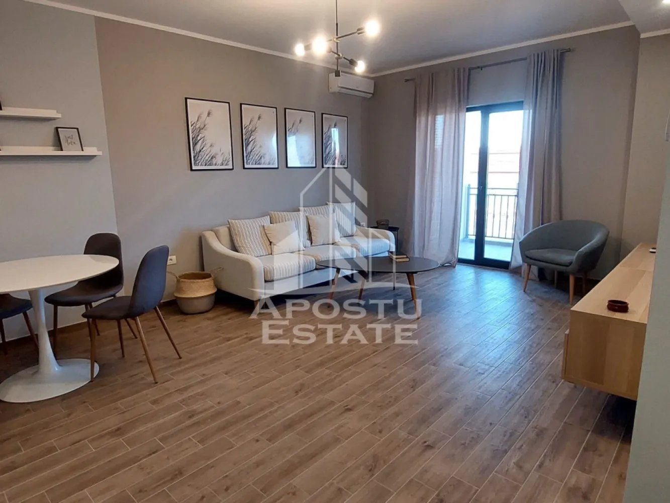 Apartament 2ca la prima inchirere,2 locuri parcare, Dumbravita - Apostu estate va ofera spre inchiriere un apartament amenajat, complet utilat si este situat intr-un imobil nou, aproape de parcul central din Dumbravita, statia de autobuz si este structurat astfel:

- hol de acces,

- living + dormitor

- bucatarie inchisa

- balcon spatios

- baie

- 2 locuri de parcare

Apartamentul este mobilat si utilat cu plita si cuptor electric, hota, masina de spalat vase, frigider, masina de spalat

Confortul termic este asigurat de centrala pe gaz cu incalzire in padoseala+ aerul coditionat.
Vecinati:
-Lidl
-Clinica medicala
-Restaurante
-Brutarie/patiserie
-Parc
-Peco Esso
-Sala de fitness

Puncte de interes public: aproape de statia de autobuz, scoala, primarie, supermarheturi, parc si 20 min de centrul Timisoarei

Pretul de inchiriere este de 450 euro + 450e garantie+ comisionul agentiei.