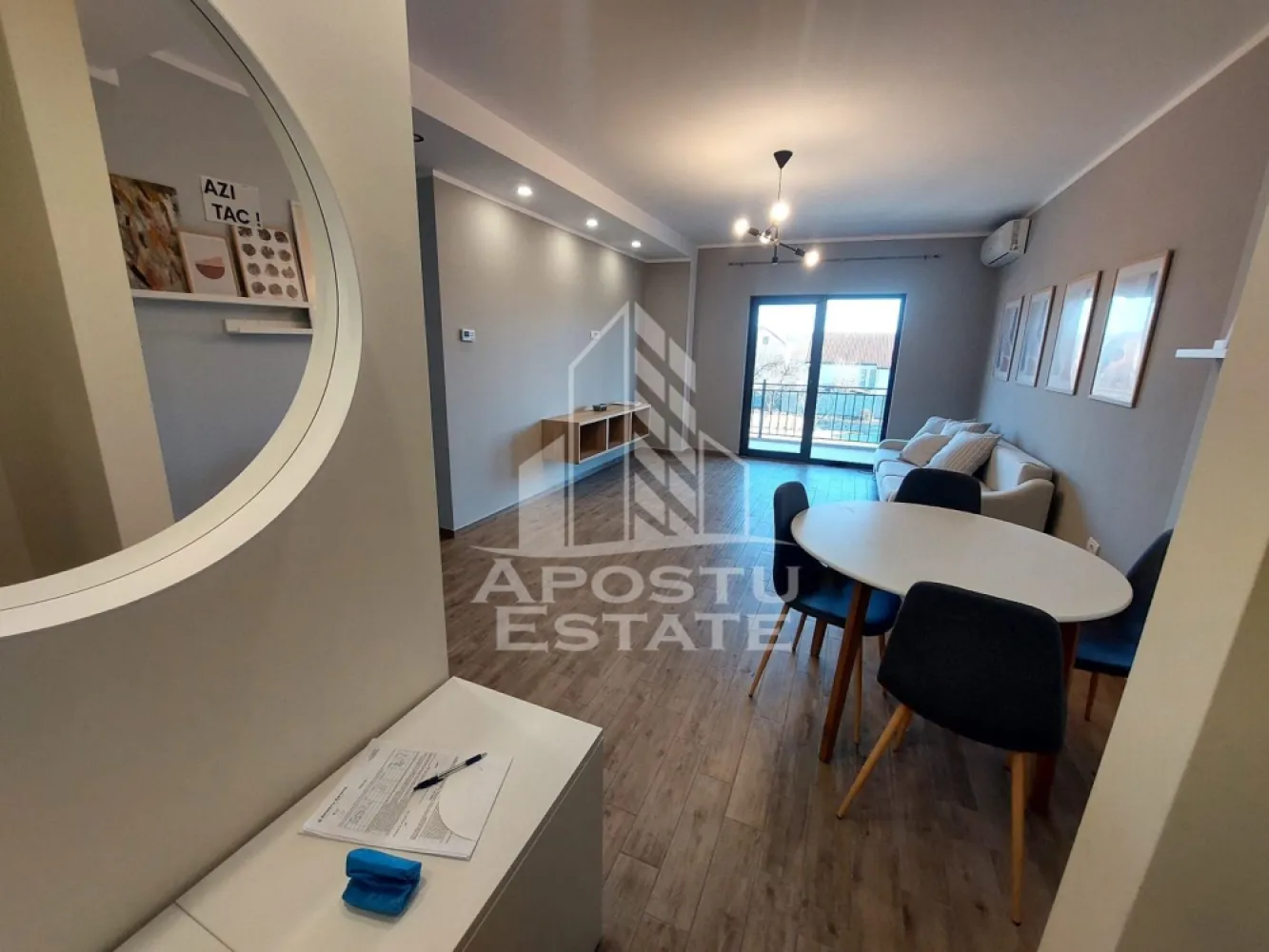 Apartament 2ca la prima inchirere,2 locuri parcare, Dumbravita - Apostu estate va ofera spre inchiriere un apartament amenajat, complet utilat si este situat intr-un imobil nou, aproape de parcul central din Dumbravita, statia de autobuz si este structurat astfel:

- hol de acces,

- living + dormitor

- bucatarie inchisa

- balcon spatios

- baie

- 2 locuri de parcare

Apartamentul este mobilat si utilat cu plita si cuptor electric, hota, masina de spalat vase, frigider, masina de spalat

Confortul termic este asigurat de centrala pe gaz cu incalzire in padoseala+ aerul coditionat.
Vecinati:
-Lidl
-Clinica medicala
-Restaurante
-Brutarie/patiserie
-Parc
-Peco Esso
-Sala de fitness

Puncte de interes public: aproape de statia de autobuz, scoala, primarie, supermarheturi, parc si 20 min de centrul Timisoarei

Pretul de inchiriere este de 450 euro + 450e garantie+ comisionul agentiei.