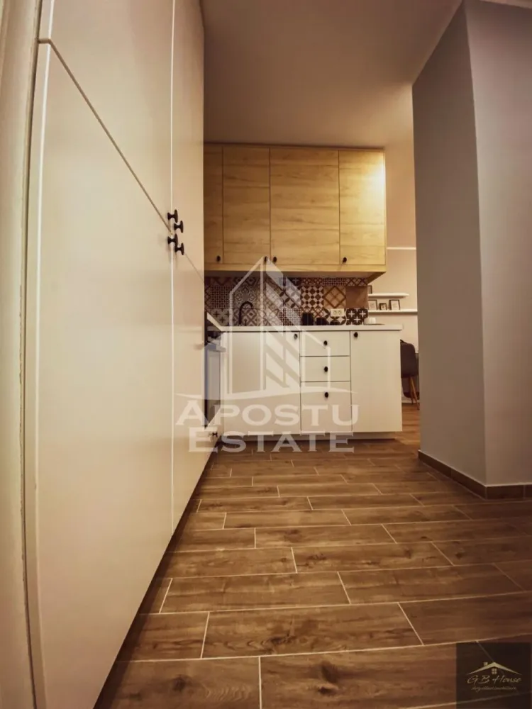 Apartament 2ca la prima inchirere,2 locuri parcare, Dumbravita - Apostu estate va ofera spre inchiriere un apartament amenajat, complet utilat si este situat intr-un imobil nou, aproape de parcul central din Dumbravita, statia de autobuz si este structurat astfel:

- hol de acces,

- living + dormitor

- bucatarie inchisa

- balcon spatios

- baie

- 2 locuri de parcare

Apartamentul este mobilat si utilat cu plita si cuptor electric, hota, masina de spalat vase, frigider, masina de spalat

Confortul termic este asigurat de centrala pe gaz cu incalzire in padoseala+ aerul coditionat.
Vecinati:
-Lidl
-Clinica medicala
-Restaurante
-Brutarie/patiserie
-Parc
-Peco Esso
-Sala de fitness

Puncte de interes public: aproape de statia de autobuz, scoala, primarie, supermarheturi, parc si 20 min de centrul Timisoarei

Pretul de inchiriere este de 450 euro + 450e garantie+ comisionul agentiei.