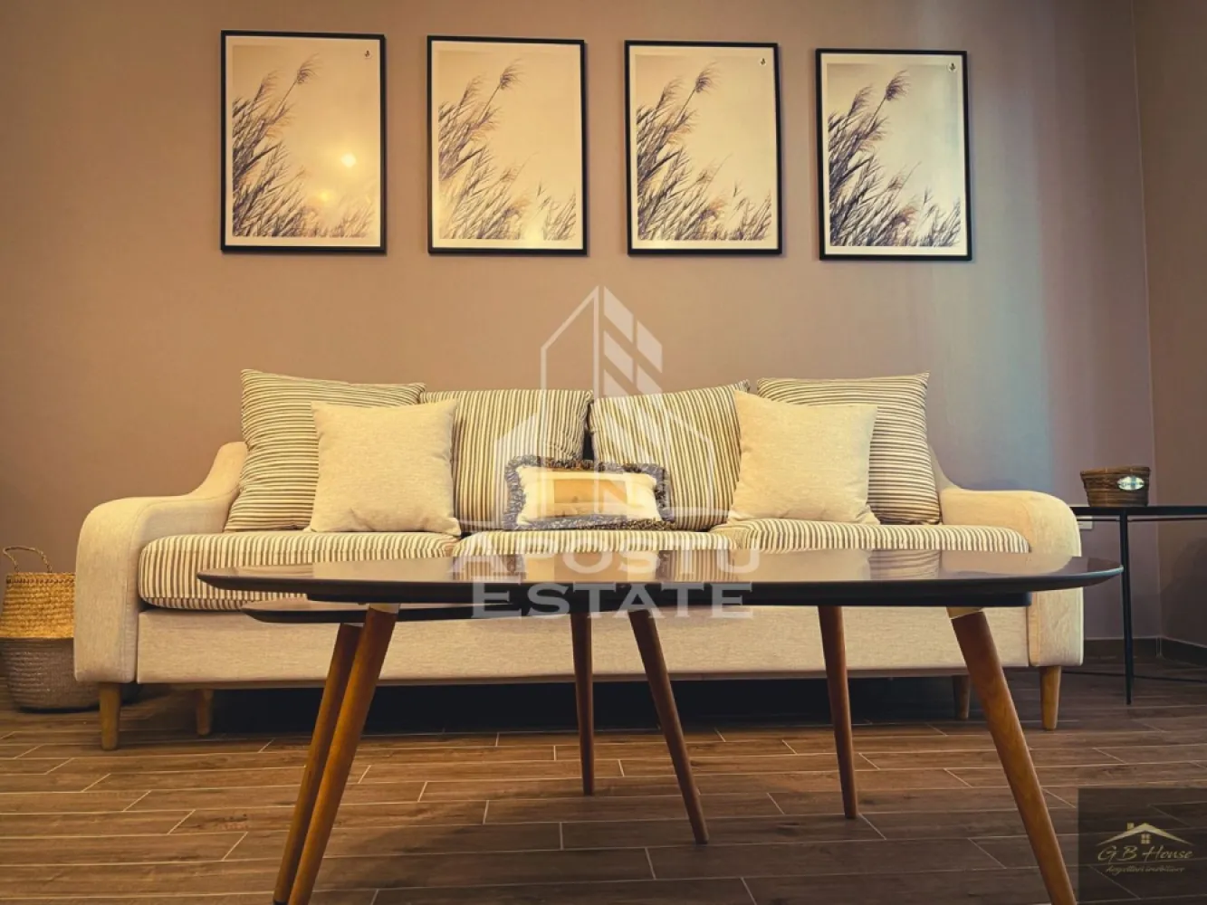 Apartament 2ca la prima inchirere,2 locuri parcare, Dumbravita - Apostu estate va ofera spre inchiriere un apartament amenajat, complet utilat si este situat intr-un imobil nou, aproape de parcul central din Dumbravita, statia de autobuz si este structurat astfel:

- hol de acces,

- living + dormitor

- bucatarie inchisa

- balcon spatios

- baie

- 2 locuri de parcare

Apartamentul este mobilat si utilat cu plita si cuptor electric, hota, masina de spalat vase, frigider, masina de spalat

Confortul termic este asigurat de centrala pe gaz cu incalzire in padoseala+ aerul coditionat.
Vecinati:
-Lidl
-Clinica medicala
-Restaurante
-Brutarie/patiserie
-Parc
-Peco Esso
-Sala de fitness

Puncte de interes public: aproape de statia de autobuz, scoala, primarie, supermarheturi, parc si 20 min de centrul Timisoarei

Pretul de inchiriere este de 450 euro + 450e garantie+ comisionul agentiei.