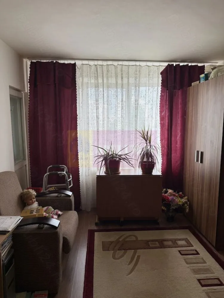 Vânzare apartament 2 camere Chisinu=Basarabia - Compania Imobiliara Apulum94 va prezinta spre cumparare un apartament de 2amere, zona Chisinau-Basarabia. decomandat, amenajat cu gresie, faianta, parchet, termopan, usa metalica, CENTRALA TERMICA. Blocul este reabilitat. In proximitate se gasesc scoli, gradinite, transport public