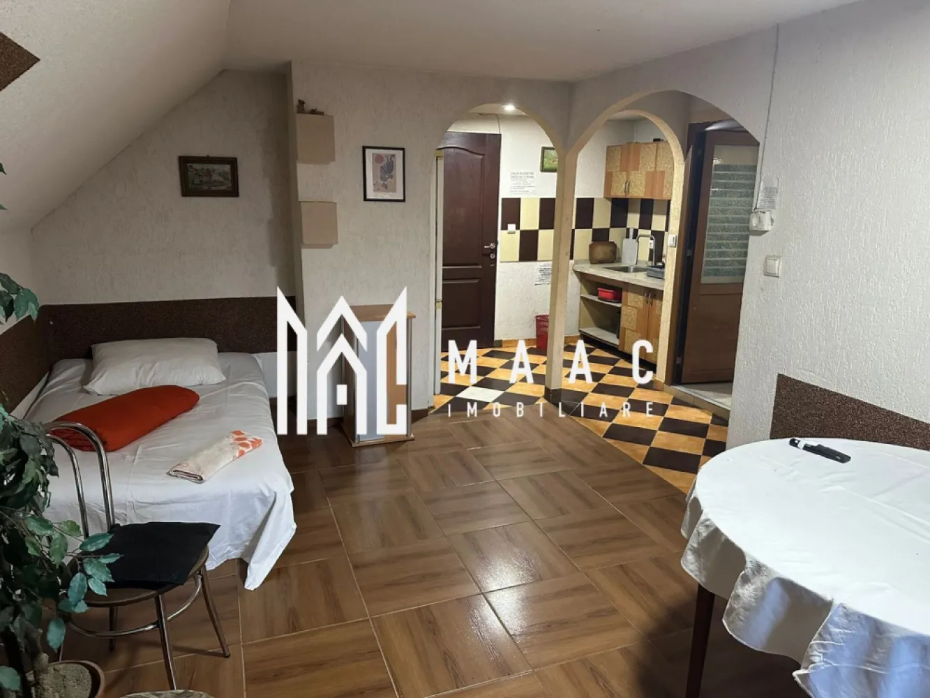 Casa cu 4 apartamente | 9 camere | Curte si Gradina - MAAC Imobiliare ofera spre inchiriere casa cu 4 apartamente cu toate facilitatile, in zona Veterani.

Locuinta are suprafata utila de 250 de mp, desfasurati pe doua nivele. Aceasta este alcatuita din 4 apartamente cu 2 camere spatioase, 4 bai, si inca o camera separata cu baie. Se regaseste bucatarie si baie in fiecare apartament.

Casa are curte si gradina proprie, cu spatiu pentru gratar, sau alte activitati de relaxare.

Se poate parca in curte sau in apropiere, fara probleme. Se pot parca maxim 15 masini in fata casei. Si este si un loc propriu amenajat.

Pretabil pentru firme cu muncitori, dar nu neaparat. Se inchiriaza pe minim un an, se percepe o garantie in cuantumul unei chirii lunare.

Pretul este usor negociabil, in functie de perioada contractuala.

Pentru mai multe detalii precizati telefonic ca ati vazut anuntul cu ID: CP2084922