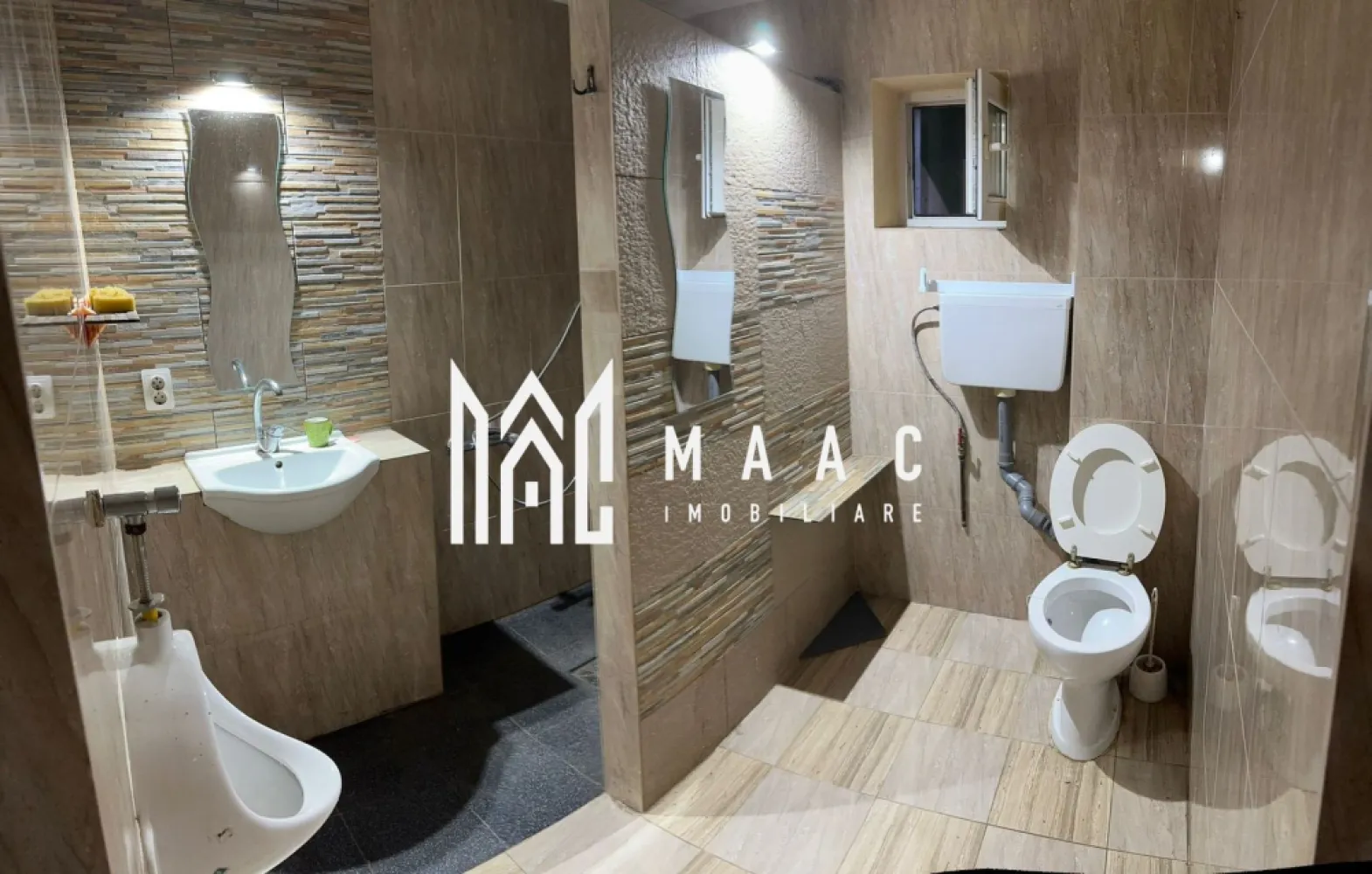 Casa cu 4 apartamente | 9 camere | Curte si Gradina - MAAC Imobiliare ofera spre inchiriere casa cu 4 apartamente cu toate facilitatile, in zona Veterani.

Locuinta are suprafata utila de 250 de mp, desfasurati pe doua nivele. Aceasta este alcatuita din 4 apartamente cu 2 camere spatioase, 4 bai, si inca o camera separata cu baie. Se regaseste bucatarie si baie in fiecare apartament.

Casa are curte si gradina proprie, cu spatiu pentru gratar, sau alte activitati de relaxare.

Se poate parca in curte sau in apropiere, fara probleme. Se pot parca maxim 15 masini in fata casei. Si este si un loc propriu amenajat.

Pretabil pentru firme cu muncitori, dar nu neaparat. Se inchiriaza pe minim un an, se percepe o garantie in cuantumul unei chirii lunare.

Pretul este usor negociabil, in functie de perioada contractuala.

Pentru mai multe detalii precizati telefonic ca ati vazut anuntul cu ID: CP2084922