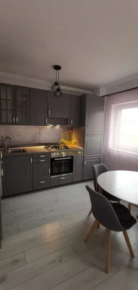 3 Camere openspace, The Office, Marasti,Petfriendly,Semicentral,Lux,AC - GOLDNESS Imobiliare vă propune spre închiriere un apartament cu 3 camere complet mobilat și utilat, la etajul 3 într-un imobil de 5 etaje, în Cartierul Marasti!
Parcare subterana inclusa!
Se află în apropierea stațiilor de transport în comun, magazine, restaurante, spații verzi, farmacii, etc. 

Apartamentul este compartimentat astfel:
 - dormitor cu pat matrimonial, dressing, noptiere, baie
 - dormitor cu pat matrimonial, dressing, noptiere
 - living cu bucatarie open space complet utilată și mobilată, canapea extensibilă, loc de servit masa, TV smart
 - baie cu cada calorifer port prosop și dulap pentru depozitare.
 - terasa de 7 mp.
 - balcon 3 mp

Imobilul este dotat cu toate cele necesare- centrală proprie, frigider, aragaz, hotă, mașină de spălat haine, etc. 

Dacă sunteți interesați de acest apartament și doriți să îl vizionați, dar și pentru alte oferte nu ezitați să ne contactați telefonic sau prin e-mail. Vă stăm la dispoziție!
Pentru intermediere se percepe un comision de 50% din prețul chiriei!