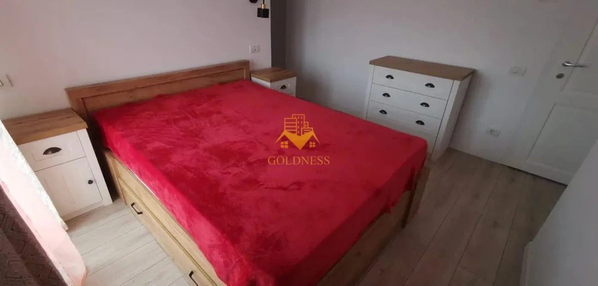 3 Camere openspace, The Office, Marasti,Petfriendly,Semicentral,Lux,AC - GOLDNESS Imobiliare vă propune spre închiriere un apartament cu 3 camere complet mobilat și utilat, la etajul 3 într-un imobil de 5 etaje, în Cartierul Marasti!
Parcare subterana inclusa!
Se află în apropierea stațiilor de transport în comun, magazine, restaurante, spații verzi, farmacii, etc. 

Apartamentul este compartimentat astfel:
 - dormitor cu pat matrimonial, dressing, noptiere, baie
 - dormitor cu pat matrimonial, dressing, noptiere
 - living cu bucatarie open space complet utilată și mobilată, canapea extensibilă, loc de servit masa, TV smart
 - baie cu cada calorifer port prosop și dulap pentru depozitare.
 - terasa de 7 mp.
 - balcon 3 mp

Imobilul este dotat cu toate cele necesare- centrală proprie, frigider, aragaz, hotă, mașină de spălat haine, etc. 

Dacă sunteți interesați de acest apartament și doriți să îl vizionați, dar și pentru alte oferte nu ezitați să ne contactați telefonic sau prin e-mail. Vă stăm la dispoziție!
Pentru intermediere se percepe un comision de 50% din prețul chiriei!