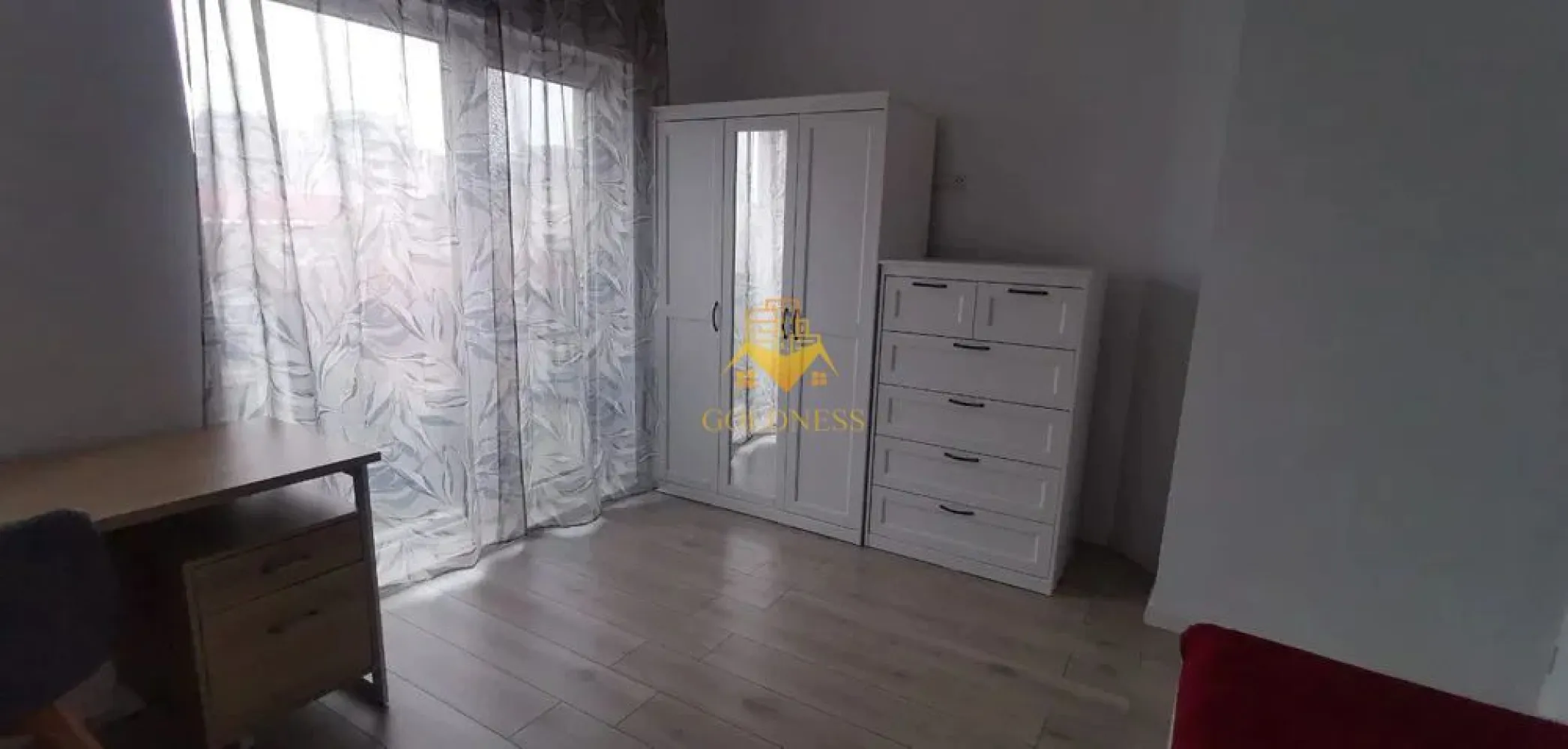 3 Camere openspace, The Office, Marasti,Petfriendly,Semicentral,Lux,AC - GOLDNESS Imobiliare vă propune spre închiriere un apartament cu 3 camere complet mobilat și utilat, la etajul 3 într-un imobil de 5 etaje, în Cartierul Marasti!
Parcare subterana inclusa!
Se află în apropierea stațiilor de transport în comun, magazine, restaurante, spații verzi, farmacii, etc. 

Apartamentul este compartimentat astfel:
 - dormitor cu pat matrimonial, dressing, noptiere, baie
 - dormitor cu pat matrimonial, dressing, noptiere
 - living cu bucatarie open space complet utilată și mobilată, canapea extensibilă, loc de servit masa, TV smart
 - baie cu cada calorifer port prosop și dulap pentru depozitare.
 - terasa de 7 mp.
 - balcon 3 mp

Imobilul este dotat cu toate cele necesare- centrală proprie, frigider, aragaz, hotă, mașină de spălat haine, etc. 

Dacă sunteți interesați de acest apartament și doriți să îl vizionați, dar și pentru alte oferte nu ezitați să ne contactați telefonic sau prin e-mail. Vă stăm la dispoziție!
Pentru intermediere se percepe un comision de 50% din prețul chiriei!