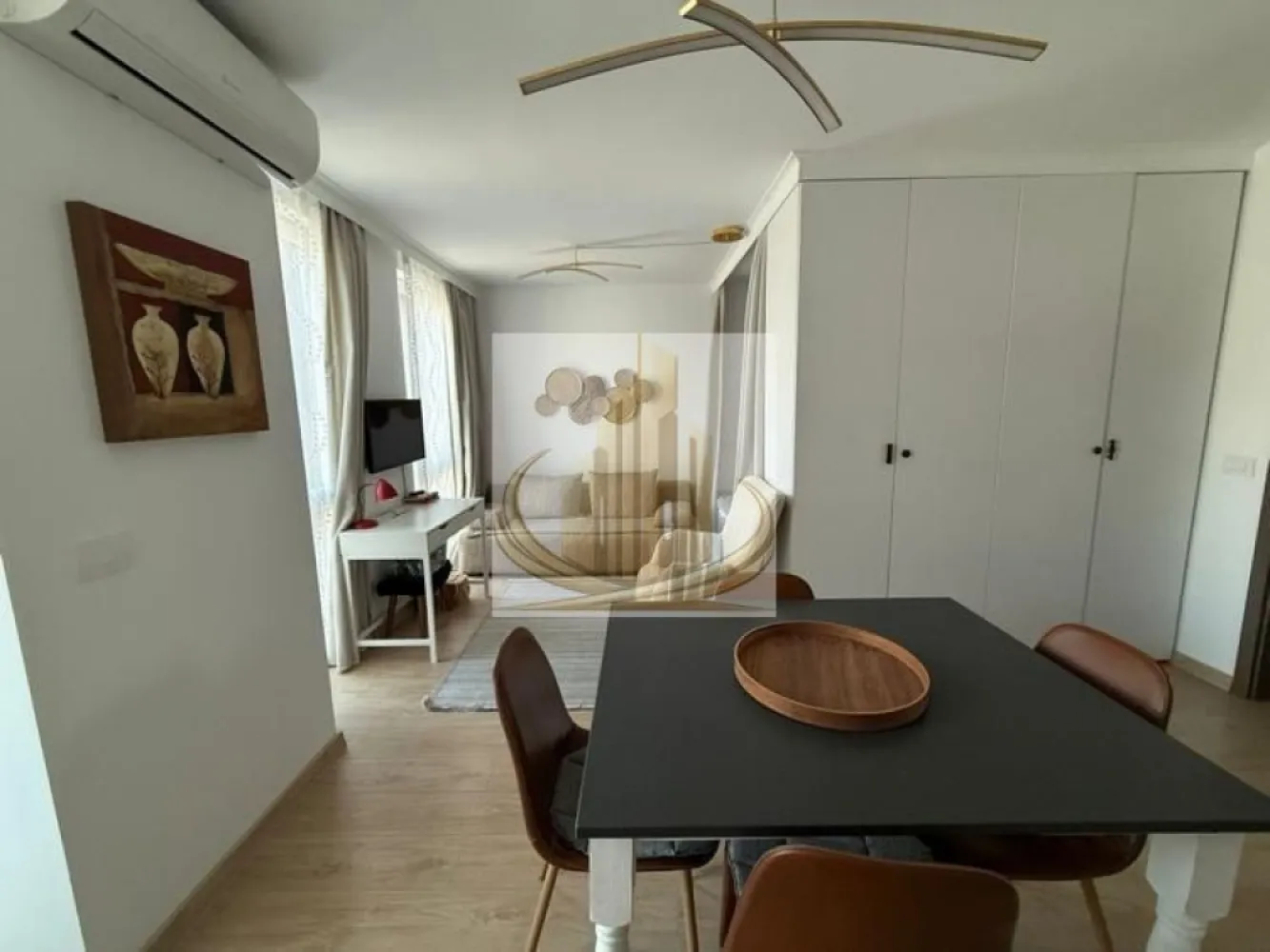 Ap 1 cam cochet | Etaj 11, vedere panoramica | Soarelui | Investitie - Echipa Grand Mobilis Imobiliare vă propune spre vânzare un apartament modern și elegant, situat pe Bulevardul Liviu Rebreanu, într-una dintre cele mai bine conectate și apreciate zone ale orașului.

Cu o suprafață utilă de 36 mp, la care se adaugă balconul, proprietatea impresionează prin compartimentarea eficientă, designul modern și priveliștea panoramică spectaculoasă asupra orașului, beneficiind de ferestre mari care oferă lumină naturală din abundență pe tot parcursul zilei.

Apartamentul a fost amenajat cu materiale de calitate, atenție la detalii și mult bun gust, fiecare spațiu fiind optimizat inteligent pentru a oferi confort și funcționalitate. Mobilierul realizat la comandă, finisajele moderne și atmosfera primitoare transformă această proprietate într-o locuință gata de mutare imediată.

Se vinde complet mobilat și utilat, fiind echipat cu:

bucătărie complet utilată cu electrocasnice Gorenje, Hansa și Beko;
centrală termică proprie Ariston;
aparat de aer condiționat Romstal;
mobilier modern realizat la comandă;
numeroase spații de depozitare inteligent integrate.

Poziționarea reprezintă unul dintre cele mai importante atuuri ale proprietății. Apartamentul este situat într-o zonă extrem de bine conectată, având în imediata apropiere:

școli și grădinițe;
universități și centre educaționale;
Complexul Studențesc la aproximativ 4 minute distanță;
magazine și supermarketuri;
restaurante și cafenele;
săli de fitness;
stadion de fotbal, terenuri de tenis și bazin de înot;
mijloace de transport în comun;
acces rapid către principalele puncte de interes ale orașului.

De asemenea, proprietatea este o alegere excelentă pentru medici rezidenți sau personal medical, datorită proximității față de Spitalul Județean, Casa Austria și Spitalul Regina Maria.

Datorită poziției premium, aspectului modern și costurilor reduse de întreținere, apartamentul este ideal pentru un cuplu, un student sau o persoană activă care își dorește confort și accesibilitate. Totodată, reprezintă o oportunitate foarte bună de investiție, proprietăți similare din zonă fiind închiriate în mod frecvent la valori cuprinse între 400 și 450 euro/lună.

Pentru cei care își doresc un plus de confort, există posibilitatea achiziționării separate a unui loc de parcare, atât suprateran, cât și subteran.

O proprietate care îmbină perfect designul modern, vederea spectaculoasă asupra orașului și avantajele unei locații excelente, într-una dintre cele mai căutate zone din Timișoara.

Pentru mai multe detalii sau programarea unei vizionări, echipa Grand Mobilis Imobiliare vă stă cu drag la dispoziție. 
ID Intern: CP3128411