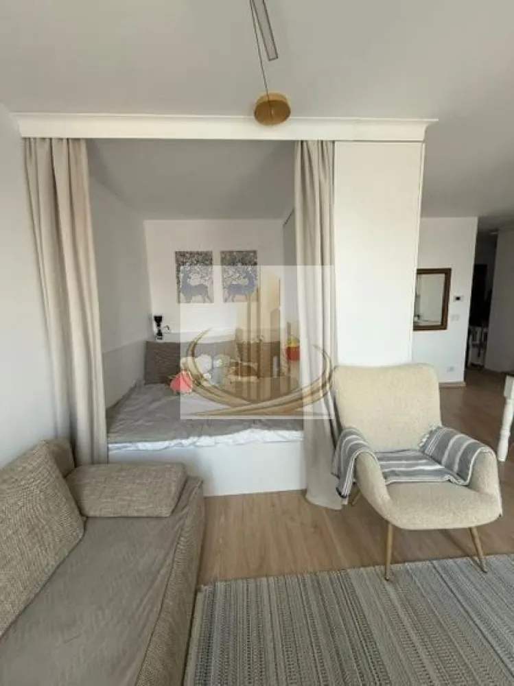 Ap 1 cam cochet | Etaj 11, vedere panoramica | Soarelui | Investitie - Echipa Grand Mobilis Imobiliare vă propune spre vânzare un apartament modern și elegant, situat pe Bulevardul Liviu Rebreanu, într-una dintre cele mai bine conectate și apreciate zone ale orașului.

Cu o suprafață utilă de 36 mp, la care se adaugă balconul, proprietatea impresionează prin compartimentarea eficientă, designul modern și priveliștea panoramică spectaculoasă asupra orașului, beneficiind de ferestre mari care oferă lumină naturală din abundență pe tot parcursul zilei.

Apartamentul a fost amenajat cu materiale de calitate, atenție la detalii și mult bun gust, fiecare spațiu fiind optimizat inteligent pentru a oferi confort și funcționalitate. Mobilierul realizat la comandă, finisajele moderne și atmosfera primitoare transformă această proprietate într-o locuință gata de mutare imediată.

Se vinde complet mobilat și utilat, fiind echipat cu:

bucătărie complet utilată cu electrocasnice Gorenje, Hansa și Beko;
centrală termică proprie Ariston;
aparat de aer condiționat Romstal;
mobilier modern realizat la comandă;
numeroase spații de depozitare inteligent integrate.

Poziționarea reprezintă unul dintre cele mai importante atuuri ale proprietății. Apartamentul este situat într-o zonă extrem de bine conectată, având în imediata apropiere:

școli și grădinițe;
universități și centre educaționale;
Complexul Studențesc la aproximativ 4 minute distanță;
magazine și supermarketuri;
restaurante și cafenele;
săli de fitness;
stadion de fotbal, terenuri de tenis și bazin de înot;
mijloace de transport în comun;
acces rapid către principalele puncte de interes ale orașului.

De asemenea, proprietatea este o alegere excelentă pentru medici rezidenți sau personal medical, datorită proximității față de Spitalul Județean, Casa Austria și Spitalul Regina Maria.

Datorită poziției premium, aspectului modern și costurilor reduse de întreținere, apartamentul este ideal pentru un cuplu, un student sau o persoană activă care își dorește confort și accesibilitate. Totodată, reprezintă o oportunitate foarte bună de investiție, proprietăți similare din zonă fiind închiriate în mod frecvent la valori cuprinse între 400 și 450 euro/lună.

Pentru cei care își doresc un plus de confort, există posibilitatea achiziționării separate a unui loc de parcare, atât suprateran, cât și subteran.

O proprietate care îmbină perfect designul modern, vederea spectaculoasă asupra orașului și avantajele unei locații excelente, într-una dintre cele mai căutate zone din Timișoara.

Pentru mai multe detalii sau programarea unei vizionări, echipa Grand Mobilis Imobiliare vă stă cu drag la dispoziție. 
ID Intern: CP3128411