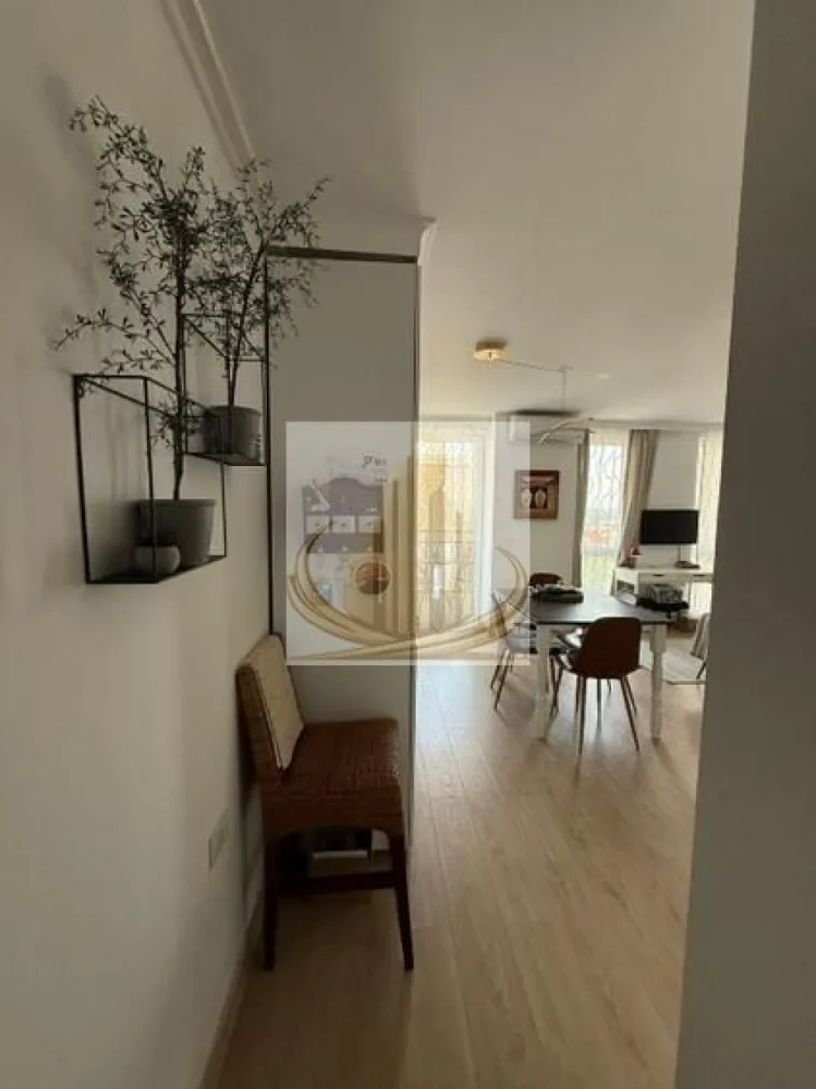 Ap 1 cam cochet | Etaj 11, vedere panoramica | Soarelui | Investitie - Echipa Grand Mobilis Imobiliare vă propune spre vânzare un apartament modern și elegant, situat pe Bulevardul Liviu Rebreanu, într-una dintre cele mai bine conectate și apreciate zone ale orașului.

Cu o suprafață utilă de 36 mp, la care se adaugă balconul, proprietatea impresionează prin compartimentarea eficientă, designul modern și priveliștea panoramică spectaculoasă asupra orașului, beneficiind de ferestre mari care oferă lumină naturală din abundență pe tot parcursul zilei.

Apartamentul a fost amenajat cu materiale de calitate, atenție la detalii și mult bun gust, fiecare spațiu fiind optimizat inteligent pentru a oferi confort și funcționalitate. Mobilierul realizat la comandă, finisajele moderne și atmosfera primitoare transformă această proprietate într-o locuință gata de mutare imediată.

Se vinde complet mobilat și utilat, fiind echipat cu:

bucătărie complet utilată cu electrocasnice Gorenje, Hansa și Beko;
centrală termică proprie Ariston;
aparat de aer condiționat Romstal;
mobilier modern realizat la comandă;
numeroase spații de depozitare inteligent integrate.

Poziționarea reprezintă unul dintre cele mai importante atuuri ale proprietății. Apartamentul este situat într-o zonă extrem de bine conectată, având în imediata apropiere:

școli și grădinițe;
universități și centre educaționale;
Complexul Studențesc la aproximativ 4 minute distanță;
magazine și supermarketuri;
restaurante și cafenele;
săli de fitness;
stadion de fotbal, terenuri de tenis și bazin de înot;
mijloace de transport în comun;
acces rapid către principalele puncte de interes ale orașului.

De asemenea, proprietatea este o alegere excelentă pentru medici rezidenți sau personal medical, datorită proximității față de Spitalul Județean, Casa Austria și Spitalul Regina Maria.

Datorită poziției premium, aspectului modern și costurilor reduse de întreținere, apartamentul este ideal pentru un cuplu, un student sau o persoană activă care își dorește confort și accesibilitate. Totodată, reprezintă o oportunitate foarte bună de investiție, proprietăți similare din zonă fiind închiriate în mod frecvent la valori cuprinse între 400 și 450 euro/lună.

Pentru cei care își doresc un plus de confort, există posibilitatea achiziționării separate a unui loc de parcare, atât suprateran, cât și subteran.

O proprietate care îmbină perfect designul modern, vederea spectaculoasă asupra orașului și avantajele unei locații excelente, într-una dintre cele mai căutate zone din Timișoara.

Pentru mai multe detalii sau programarea unei vizionări, echipa Grand Mobilis Imobiliare vă stă cu drag la dispoziție. 
ID Intern: CP3128411