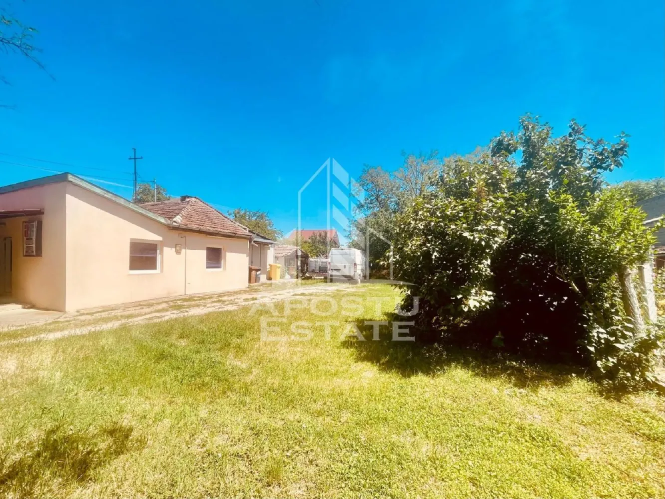 Spatiu birouri - zona Alfa, Penny - Apostu Estate va propune spre vanzare o proprietate versatila situata in zona Alfa, ce ofera un potential excelent atat pentru activitati de birou sau administrative, cat si pentru a fi recompartimentata si utilizata ca locuinta individuala. Imobilul se preteaza perfect pentru cei care cauta o constructie cu un teren generos si curte mare, adaptabila in functie de necesitati.
Suprafata si Compartimentare
Cladirea are o suprafata construita totala de 86.45 mp. In ceea ce priveste suprafetele utile, proprietatea insumeaza 67.05 mp utili impreuna cu magazia, in timp ce corpul principal de cladire are o suprafata utila de 53.9 mp. 
Corpul principal este compus in prezent dintr-un spatiu cu alta destinatie, ideal pentru o zona de receptie sau living in suprafata de 31.20 mp, un birou sau dormitor de 12.25 mp, un vestiar de 4 mp si un grup sanitar de 6.45 mp. Separat, proprietatea dispune de o magazie din panouri sandwich de aproximativ 25 mp utili respectiv o magazie care necesita renovare sau daramare, este din caramida, formata din doua incaperi, cu suprafete de 6.3 mp, respectiv 6.35 mp utili.
Teren, Curte si Utilitati
Terenul pe care se regasesc constructiile are o suprafata totala, conform extrasului CF, de 569 mp, beneficiind de un front stradal generos de aproximativ 22 ml. Curtea libera are o suprafata de aproximativ 470 mp si dispune de o poarta de acces auto cu deschidere automata, spatiul fiind ideal pentru parcare sau amenajari exterioare. Din punct de vedere al utilitatilor, proprietatea este bransata la retelele de apa si curent, iar incalzirea interioara se realizeaza prin intermediul unei centrale electrice.
Datorita configuratiei flexibile, imobilul reprezinta o oportunitate pragmatica atat pentru firmele care au nevoie de un sediu cu logistica si curte, cat si pentru persoanele fizice care isi doresc o casa individuala pe care sa o personalizeze dupa propriul gust.
Pentru detalii suplimentare si pentru programarea unei vizionari, echipa Apostu Estate va sta cu placere la dispozitie.
ID Anunt: CP3128283