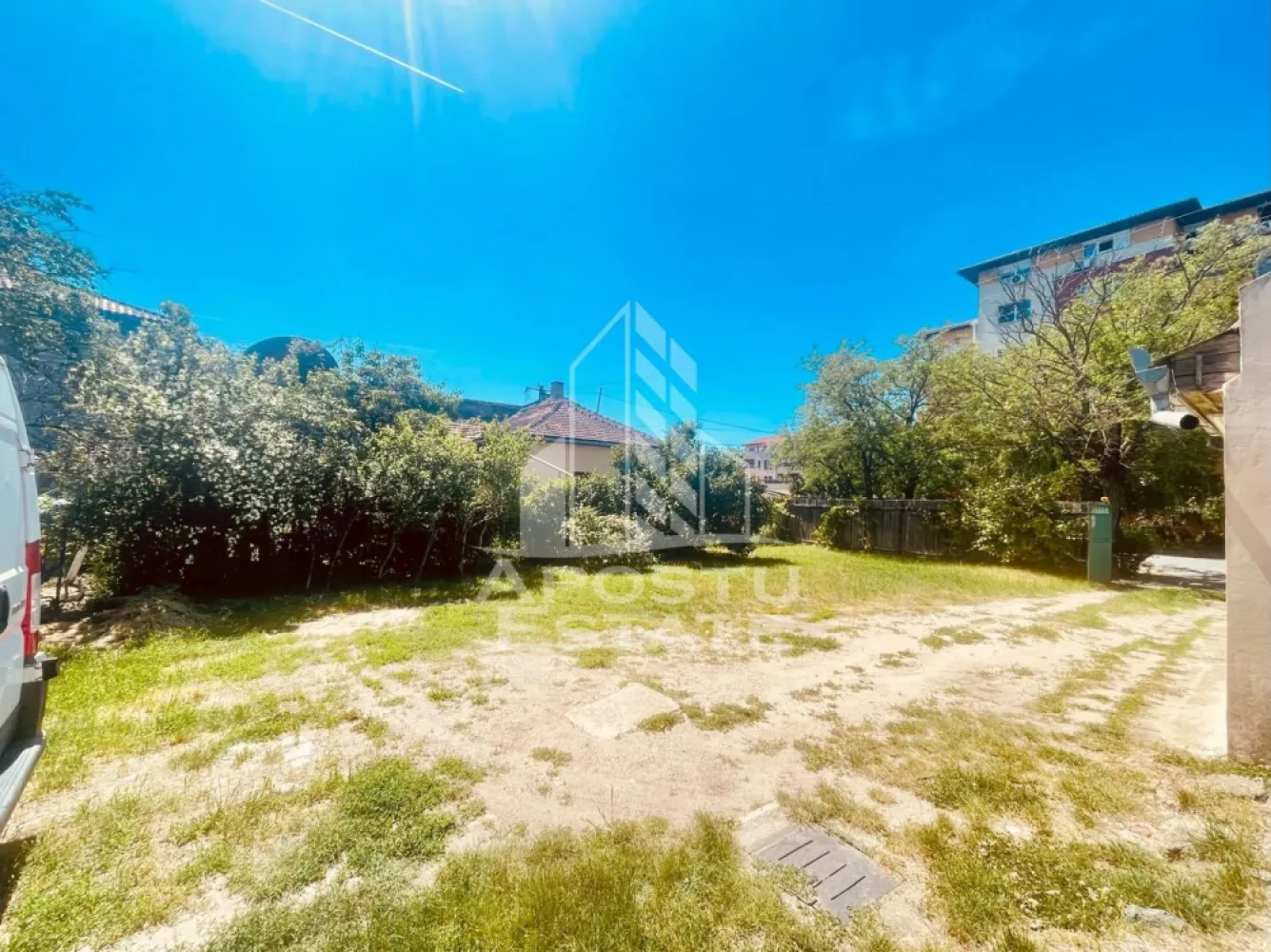 Spatiu birouri - zona Alfa, Penny - Apostu Estate va propune spre vanzare o proprietate versatila situata in zona Alfa, ce ofera un potential excelent atat pentru activitati de birou sau administrative, cat si pentru a fi recompartimentata si utilizata ca locuinta individuala. Imobilul se preteaza perfect pentru cei care cauta o constructie cu un teren generos si curte mare, adaptabila in functie de necesitati.
Suprafata si Compartimentare
Cladirea are o suprafata construita totala de 86.45 mp. In ceea ce priveste suprafetele utile, proprietatea insumeaza 67.05 mp utili impreuna cu magazia, in timp ce corpul principal de cladire are o suprafata utila de 53.9 mp. 
Corpul principal este compus in prezent dintr-un spatiu cu alta destinatie, ideal pentru o zona de receptie sau living in suprafata de 31.20 mp, un birou sau dormitor de 12.25 mp, un vestiar de 4 mp si un grup sanitar de 6.45 mp. Separat, proprietatea dispune de o magazie din panouri sandwich de aproximativ 25 mp utili respectiv o magazie care necesita renovare sau daramare, este din caramida, formata din doua incaperi, cu suprafete de 6.3 mp, respectiv 6.35 mp utili.
Teren, Curte si Utilitati
Terenul pe care se regasesc constructiile are o suprafata totala, conform extrasului CF, de 569 mp, beneficiind de un front stradal generos de aproximativ 22 ml. Curtea libera are o suprafata de aproximativ 470 mp si dispune de o poarta de acces auto cu deschidere automata, spatiul fiind ideal pentru parcare sau amenajari exterioare. Din punct de vedere al utilitatilor, proprietatea este bransata la retelele de apa si curent, iar incalzirea interioara se realizeaza prin intermediul unei centrale electrice.
Datorita configuratiei flexibile, imobilul reprezinta o oportunitate pragmatica atat pentru firmele care au nevoie de un sediu cu logistica si curte, cat si pentru persoanele fizice care isi doresc o casa individuala pe care sa o personalizeze dupa propriul gust.
Pentru detalii suplimentare si pentru programarea unei vizionari, echipa Apostu Estate va sta cu placere la dispozitie.
ID Anunt: CP3128283