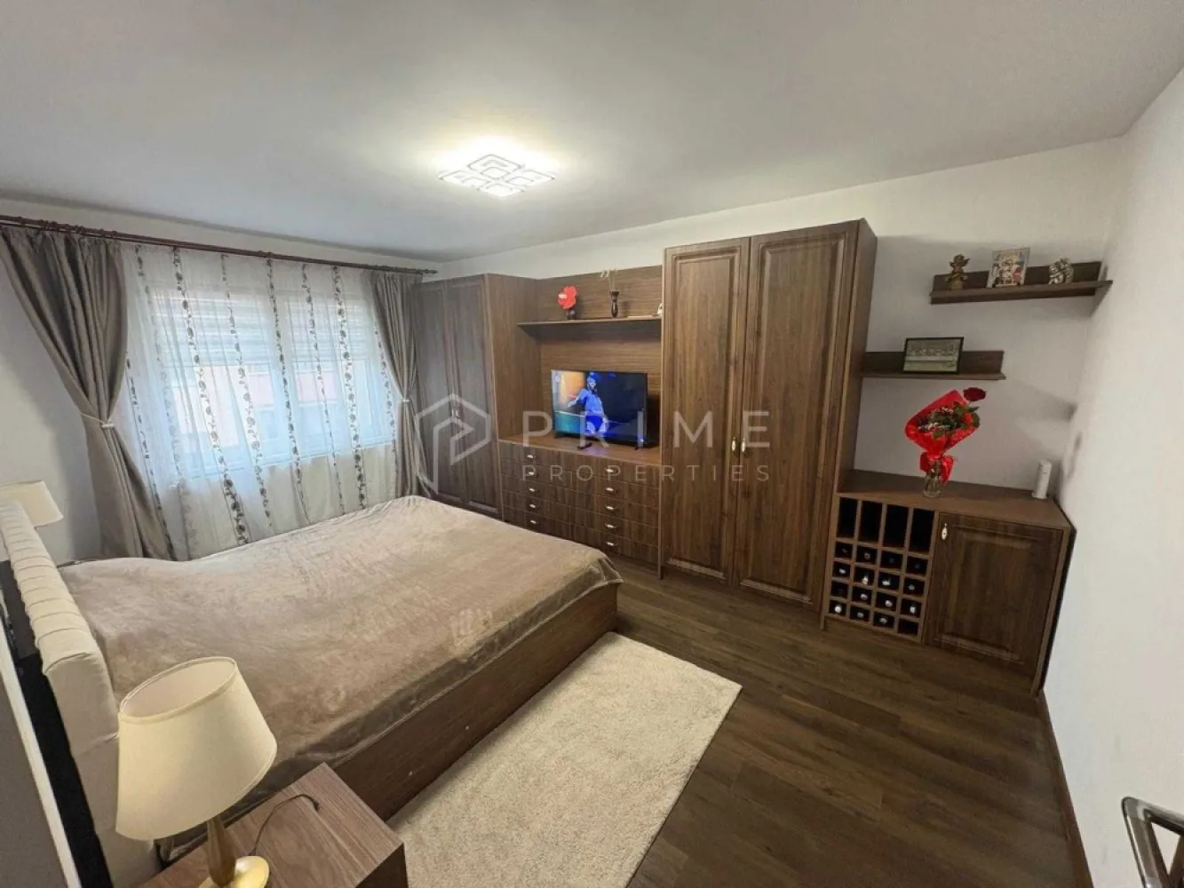 Apartament cu 3 camere, decomandat – Zona Fortuna - Vă propunem spre vânzare un apartament cu 3 camere, decomandat, situat la etajul 4 al unui imobil bine poziționat într-o zonă urbană dinamică. Proprietatea oferă un spațiu generos și luminos, fiind ideală pentru persoanele care își doresc acces facil către toate punctele de interes ale orașului.

Detalii tehnice și dotări:

Suprafață utilă: 70 mp.
Compartimentare: Decomandată, oferind un grad ridicat de intimitate și funcționalitate.
Finisaje: Pereții sunt zugrăviți în alb, creând un ambient aerisit și luminos.
Confort și dotări: Imobilul este dotat cu centrală termică proprie, geamuri termopan și aer condiționat.
Mobilare: Se vinde complet mobilat și utilat, fiind pregătit pentru o mutare imediată.
Anexe: Include o pivniță proprie situată la subsolul blocului.
Localizare și avantaje:
Locația este una dintre cele mai atractive, beneficiind de un acces excelent la infrastructura orașului:
Mobilitate: Apropiere imediată de stațiile de transport în comun.
Timp liber: Acces rapid către parcuri, cafenele, restaurante, cinematografe și teatre.
Facilități: Proximitate față de instituții de învățământ și centre de sănătate, asigurând un stil de viață comod și eficient.
Oportunitate suplimentară – Garaj:
Pentru un plus de confort și siguranță, proprietarul oferă spre vânzare un garaj situat în spatele blocului, la prețul de 7.000 Euro.
Această proprietate reprezintă o soluție completă pentru cei care caută un cămin gata de mutat într-o zonă cu toate facilitățile la îndemână.

Promisiunea Prime Properties:
Vă oferim siguranță, transparență și servicii impecabile pe tot parcursul drumului către casa ideală. Dacă această proprietate nu corespunde nevoilor dumneavoastră, lăsați-ne să găsim alternativa potrivită stilului dumneavoastră de viață.

Pentru informații suplimentare și programarea unei vizionări, vă rugăm să ne contactați.