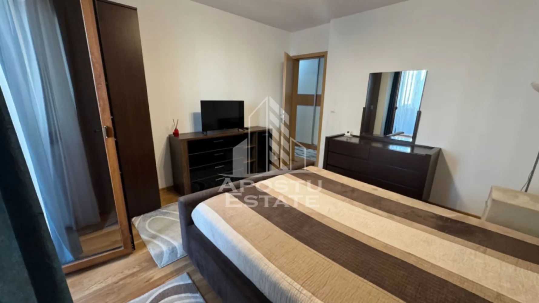 Apartament cu 3 camere, de inchiriat, zona Torontal, Timisoara - APOSTU ESTATE va propune spre inchiriat un apartament modern cu 3 camere, 2 bai, situat la etajul 2/6, zona Calea Torontalului

Imobilul se intinde pe o suprafata utila de 80mp + 15 terasa si este compartimentat astfel:

- hol de acces

- living spatios cu buctarie si iesire pe terasa

- 2 dormitoare dintre care unul cu balcon

- baie cu cada

- baie cu cabina de dus
- terasa de 5mp inchisa
-terasa de 10mp deschisa

Confortul termic se realizeaza prin intermediul centralei termice pe gaz si a aparatului de aer conditionat.

Blocul detine si un parc privat cu acces din interior (2800mp), locuri de joaca si gratar

- Spital Premiere

- VOX

- OMW

- Supermarket Lidl, Auchan, Metro, Carrefour, Profi

- Iulius Town

- Mijloace de transport in comun

Loc de parcare subteran, inclus in pret

Preţ: 700€
Garanţie: echivalentul unei luni de chirie
Va asteptam cu drag la o vizionare!

ID intern: CP3126896!
