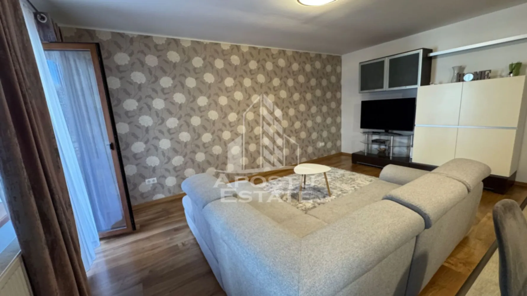 Apartament cu 3 camere, de inchiriat, zona Torontal, Timisoara - APOSTU ESTATE va propune spre inchiriat un apartament modern cu 3 camere, 2 bai, situat la etajul 2/6, zona Calea Torontalului

Imobilul se intinde pe o suprafata utila de 80mp + 15 terasa si este compartimentat astfel:

- hol de acces

- living spatios cu buctarie si iesire pe terasa

- 2 dormitoare dintre care unul cu balcon

- baie cu cada

- baie cu cabina de dus
- terasa de 5mp inchisa
-terasa de 10mp deschisa

Confortul termic se realizeaza prin intermediul centralei termice pe gaz si a aparatului de aer conditionat.

Blocul detine si un parc privat cu acces din interior (2800mp), locuri de joaca si gratar

- Spital Premiere

- VOX

- OMW

- Supermarket Lidl, Auchan, Metro, Carrefour, Profi

- Iulius Town

- Mijloace de transport in comun

Loc de parcare subteran, inclus in pret

Preţ: 700€
Garanţie: echivalentul unei luni de chirie
Va asteptam cu drag la o vizionare!

ID intern: CP3126896!