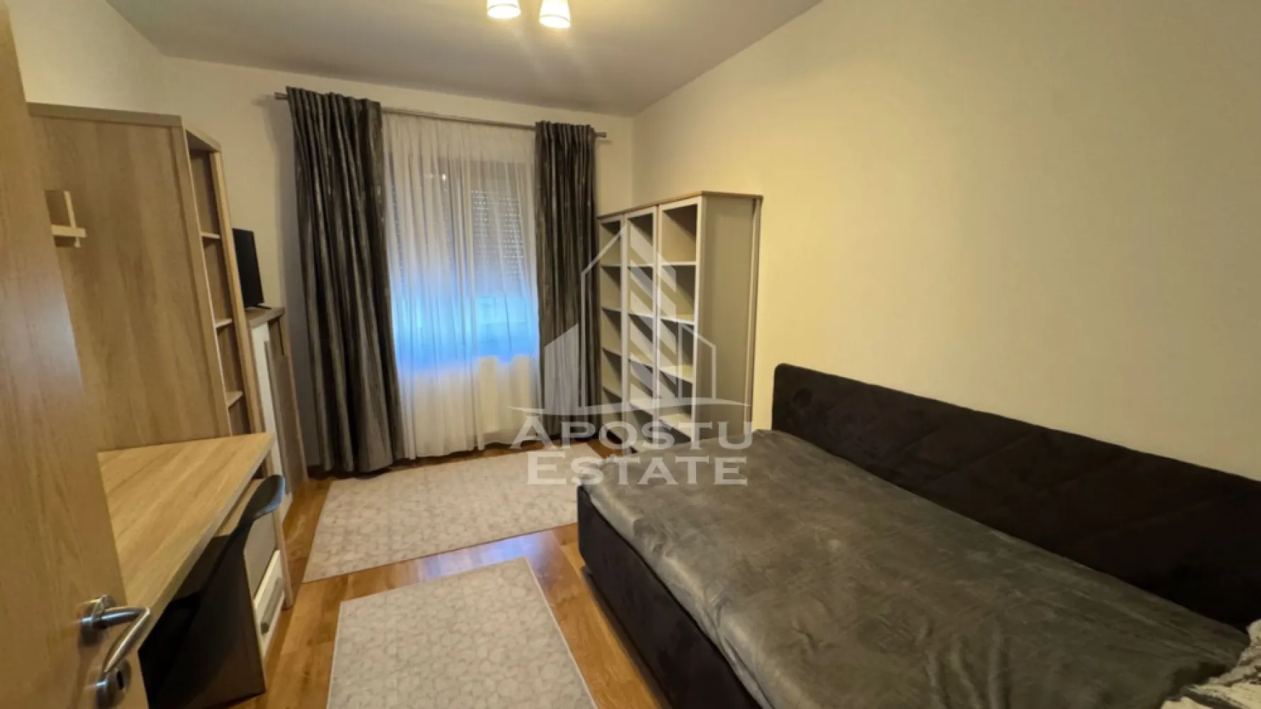 Apartament cu 3 camere, de inchiriat, zona Torontal, Timisoara - APOSTU ESTATE va propune spre inchiriat un apartament modern cu 3 camere, 2 bai, situat la etajul 2/6, zona Calea Torontalului

Imobilul se intinde pe o suprafata utila de 80mp + 15 terasa si este compartimentat astfel:

- hol de acces

- living spatios cu buctarie si iesire pe terasa

- 2 dormitoare dintre care unul cu balcon

- baie cu cada

- baie cu cabina de dus
- terasa de 5mp inchisa
-terasa de 10mp deschisa

Confortul termic se realizeaza prin intermediul centralei termice pe gaz si a aparatului de aer conditionat.

Blocul detine si un parc privat cu acces din interior (2800mp), locuri de joaca si gratar

- Spital Premiere

- VOX

- OMW

- Supermarket Lidl, Auchan, Metro, Carrefour, Profi

- Iulius Town

- Mijloace de transport in comun

Loc de parcare subteran, inclus in pret

Preţ: 700€
Garanţie: echivalentul unei luni de chirie
Va asteptam cu drag la o vizionare!

ID intern: CP3126896!