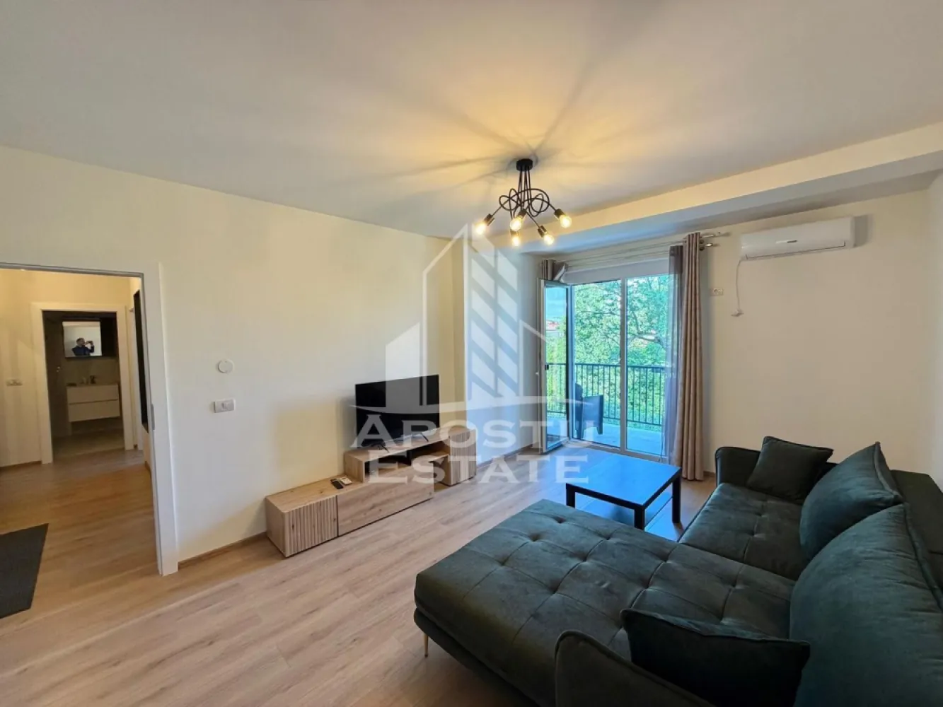 Apartament 2 camere de inchiriat,prima inchiriere, Aradului, Timisoara - Agentia imobiliara APOSTU ESTATE va propune spre inchiriere intr-un bloc nou cu lift si parcare subterana un apartament cu 2 camere spatios si luminos, situat in Timisoara, zona Calea Aradului, ca punct de reper apropiat benzinaria OMV. Acest apartament se preteaza pentru cupluri, persoane singure sau familii la inceput de drum.
Etaj: 1
Suprafata utila: 54 mp

Compartimentare eficienta:
-Bucatarie inchisa complet mobilata si utilata, cu loc de luat masa
-Living luminos si spatios
-Dormitor complet mobilat si utilat
-Baie prevazuta cu cada 

Confort si facilitati:
-Loc de parcare subteran inclus in pret
-Masina de spalat rufe
-Masina de spalat vase
-Aer conditionat
-Balcon
-Incalzirea apartamentului: centrala proprie (incalzire prin pardoseala)

Localizare:
-Timis, Timisoara, zona Aradului, proximitatea Facultatea de Agronomie, Auchan, OMV

Ideal pentru:
-Persoane singure
-Cupluri
-Familii la inceput de drum

Disponibilitate: imediata
Pret chirie lunara: 500 euro
Programeaza o vizionare pentru a-ti putea imagina viitorul aici!
ID intern: CP3125254