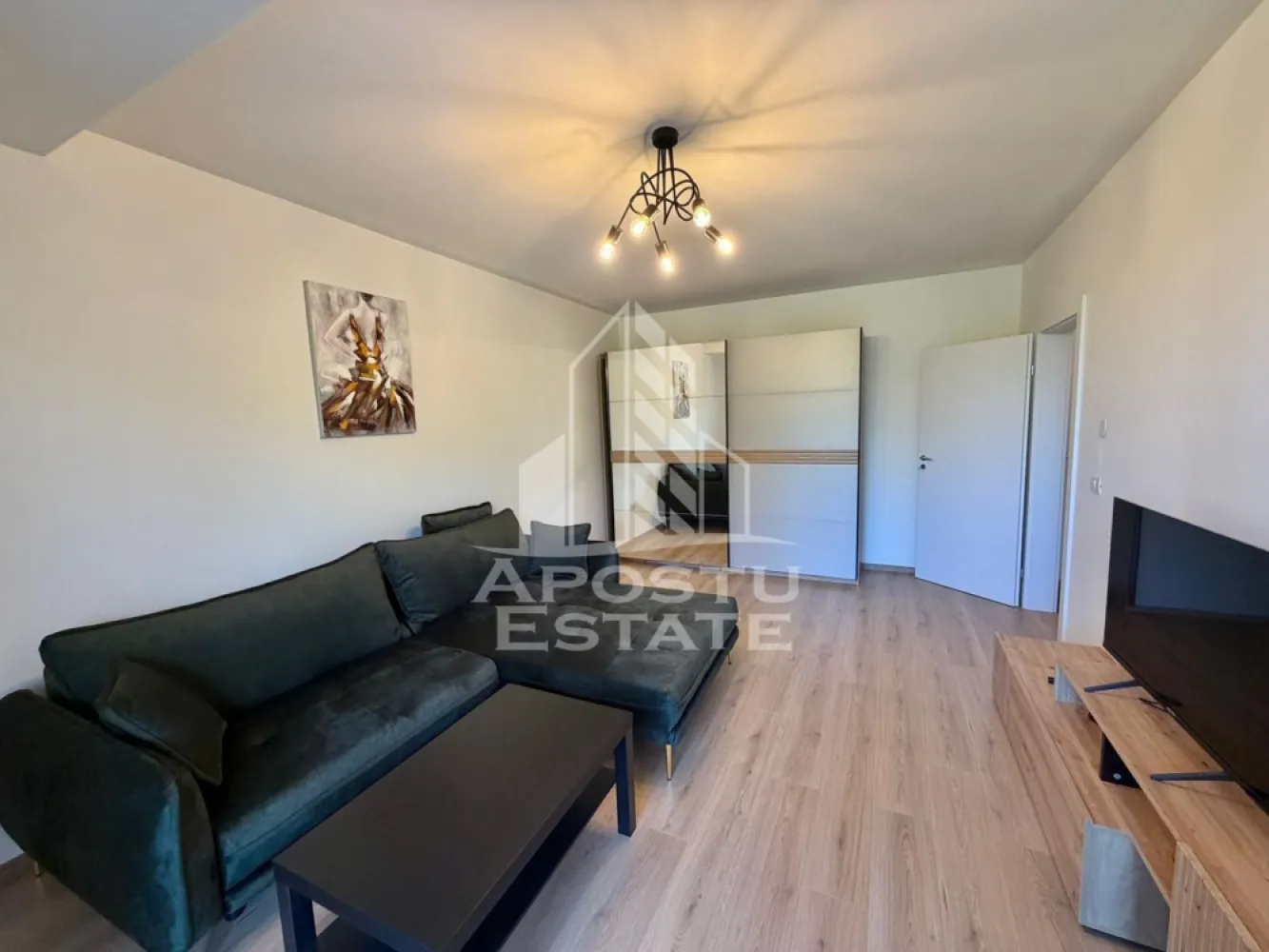 Apartament 2 camere de inchiriat,prima inchiriere, Aradului, Timisoara - Agentia imobiliara APOSTU ESTATE va propune spre inchiriere intr-un bloc nou cu lift si parcare subterana un apartament cu 2 camere spatios si luminos, situat in Timisoara, zona Calea Aradului, ca punct de reper apropiat benzinaria OMV. Acest apartament se preteaza pentru cupluri, persoane singure sau familii la inceput de drum.
Etaj: 1
Suprafata utila: 54 mp

Compartimentare eficienta:
-Bucatarie inchisa complet mobilata si utilata, cu loc de luat masa
-Living luminos si spatios
-Dormitor complet mobilat si utilat
-Baie prevazuta cu cada 

Confort si facilitati:
-Loc de parcare subteran inclus in pret
-Masina de spalat rufe
-Masina de spalat vase
-Aer conditionat
-Balcon
-Incalzirea apartamentului: centrala proprie (incalzire prin pardoseala)

Localizare:
-Timis, Timisoara, zona Aradului, proximitatea Facultatea de Agronomie, Auchan, OMV

Ideal pentru:
-Persoane singure
-Cupluri
-Familii la inceput de drum

Disponibilitate: imediata
Pret chirie lunara: 500 euro
Programeaza o vizionare pentru a-ti putea imagina viitorul aici!
ID intern: CP3125254