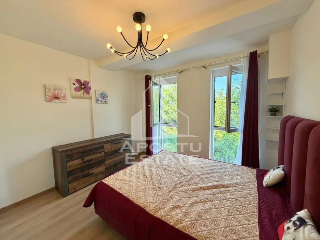Apartament 2 camere de inchiriat,prima inchiriere, Aradului, Timisoara - Agentia imobiliara APOSTU ESTATE va propune spre inchiriere intr-un bloc nou cu lift si parcare subterana un apartament cu 2 camere spatios si luminos, situat in Timisoara, zona Calea Aradului, ca punct de reper apropiat benzinaria OMV. Acest apartament se preteaza pentru cupluri, persoane singure sau familii la inceput de drum.
Etaj: 1
Suprafata utila: 54 mp

Compartimentare eficienta:
-Bucatarie inchisa complet mobilata si utilata, cu loc de luat masa
-Living luminos si spatios
-Dormitor complet mobilat si utilat
-Baie prevazuta cu cada 

Confort si facilitati:
-Loc de parcare subteran inclus in pret
-Masina de spalat rufe
-Masina de spalat vase
-Aer conditionat
-Balcon
-Incalzirea apartamentului: centrala proprie (incalzire prin pardoseala)

Localizare:
-Timis, Timisoara, zona Aradului, proximitatea Facultatea de Agronomie, Auchan, OMV

Ideal pentru:
-Persoane singure
-Cupluri
-Familii la inceput de drum

Disponibilitate: imediata
Pret chirie lunara: 500 euro
Programeaza o vizionare pentru a-ti putea imagina viitorul aici!
ID intern: CP3125254