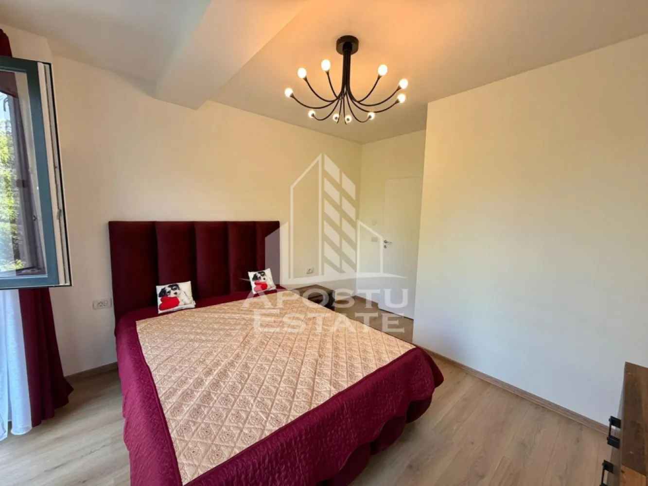 Apartament 2 camere de inchiriat,prima inchiriere, Aradului, Timisoara - Agentia imobiliara APOSTU ESTATE va propune spre inchiriere intr-un bloc nou cu lift si parcare subterana un apartament cu 2 camere spatios si luminos, situat in Timisoara, zona Calea Aradului, ca punct de reper apropiat benzinaria OMV. Acest apartament se preteaza pentru cupluri, persoane singure sau familii la inceput de drum.
Etaj: 1
Suprafata utila: 54 mp

Compartimentare eficienta:
-Bucatarie inchisa complet mobilata si utilata, cu loc de luat masa
-Living luminos si spatios
-Dormitor complet mobilat si utilat
-Baie prevazuta cu cada 

Confort si facilitati:
-Loc de parcare subteran inclus in pret
-Masina de spalat rufe
-Masina de spalat vase
-Aer conditionat
-Balcon
-Incalzirea apartamentului: centrala proprie (incalzire prin pardoseala)

Localizare:
-Timis, Timisoara, zona Aradului, proximitatea Facultatea de Agronomie, Auchan, OMV

Ideal pentru:
-Persoane singure
-Cupluri
-Familii la inceput de drum

Disponibilitate: imediata
Pret chirie lunara: 500 euro
Programeaza o vizionare pentru a-ti putea imagina viitorul aici!
ID intern: CP3125254