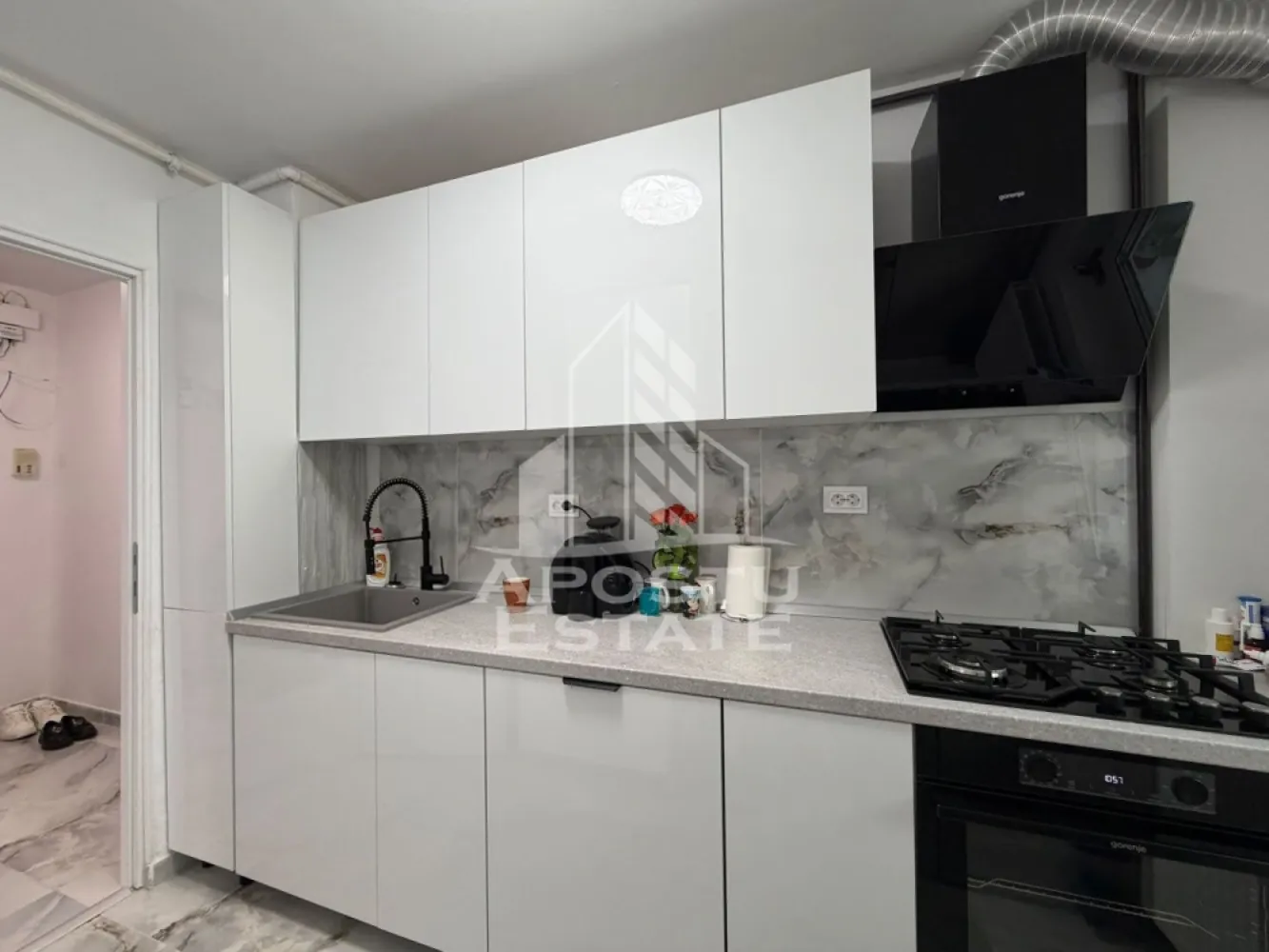 Apartament 3 camere,de vanzare,zona Dambovita, Timisoara - Agentia imobiliara APOSTU ESTATE va ofera spre vanzare un apartament cu 3 camere, localizat in judetul Timis, Timisoara, zona Dambovita

Apartamentul are o suprafata de 66mp utili +balcon si este situat la parter intr-un bloc anvelopat termic, cu 8 etaje.

- Hol de acces

- Bucatarie

-Living cu balcon inchis

- 2 Dormitoare 

- Baie cu dus si geam

-Baie de servici

Confortul termic este asigurat prin intermediul termoficarii, dar se poate monta centrala proprie pe gaz.

Zona cu numeroase facilitati si puncte de interes precum: acces rapid si usor la mijloacele de transport in comun, si alte supermarket-uri in apropiere, farmacii, institutii de invatamant, restaurante, baruri, cafenele si multe altele.

Agentia imobiliara Apostu Estate va ofera consultanta bancara gratuita prin intermediul colaboratorilor nostri pentru alegerea celui mai potrivit tip de credit, astfel incat tu sa devi noul proprietar al acestui apartament.

Va asteptam cu drag la o vizionare!
CP3124296