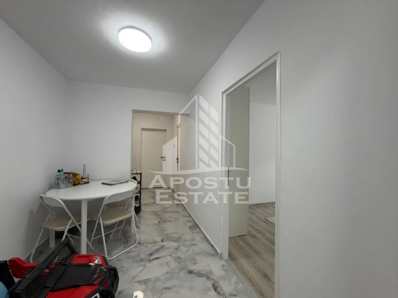 Apartament 3 camere,de vanzare,zona Dambovita, Timisoara - Agentia imobiliara APOSTU ESTATE va ofera spre vanzare un apartament cu 3 camere, localizat in judetul Timis, Timisoara, zona Dambovita

Apartamentul are o suprafata de 66mp utili +balcon si este situat la parter intr-un bloc anvelopat termic, cu 8 etaje.

- Hol de acces

- Bucatarie

-Living cu balcon inchis

- 2 Dormitoare 

- Baie cu dus si geam

-Baie de servici

Confortul termic este asigurat prin intermediul termoficarii, dar se poate monta centrala proprie pe gaz.

Zona cu numeroase facilitati si puncte de interes precum: acces rapid si usor la mijloacele de transport in comun, si alte supermarket-uri in apropiere, farmacii, institutii de invatamant, restaurante, baruri, cafenele si multe altele.

Agentia imobiliara Apostu Estate va ofera consultanta bancara gratuita prin intermediul colaboratorilor nostri pentru alegerea celui mai potrivit tip de credit, astfel incat tu sa devi noul proprietar al acestui apartament.

Va asteptam cu drag la o vizionare!
CP3124296