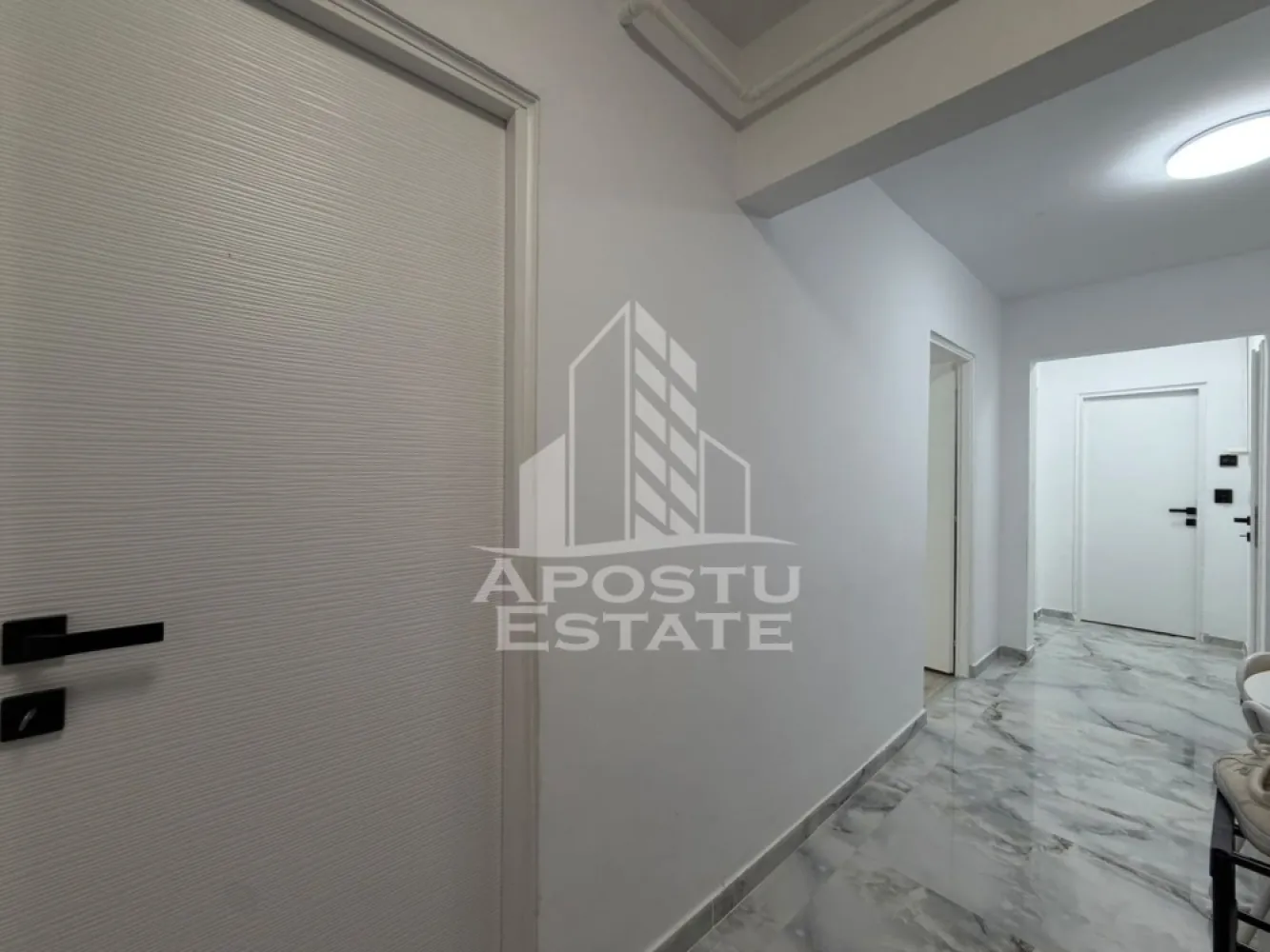 Apartament 3 camere,de vanzare,zona Dambovita, Timisoara - Agentia imobiliara APOSTU ESTATE va ofera spre vanzare un apartament cu 3 camere, localizat in judetul Timis, Timisoara, zona Dambovita

Apartamentul are o suprafata de 66mp utili +balcon si este situat la parter intr-un bloc anvelopat termic, cu 8 etaje.

- Hol de acces

- Bucatarie

-Living cu balcon inchis

- 2 Dormitoare 

- Baie cu dus si geam

-Baie de servici

Confortul termic este asigurat prin intermediul termoficarii, dar se poate monta centrala proprie pe gaz.

Zona cu numeroase facilitati si puncte de interes precum: acces rapid si usor la mijloacele de transport in comun, si alte supermarket-uri in apropiere, farmacii, institutii de invatamant, restaurante, baruri, cafenele si multe altele.

Agentia imobiliara Apostu Estate va ofera consultanta bancara gratuita prin intermediul colaboratorilor nostri pentru alegerea celui mai potrivit tip de credit, astfel incat tu sa devi noul proprietar al acestui apartament.

Va asteptam cu drag la o vizionare!
CP3124296