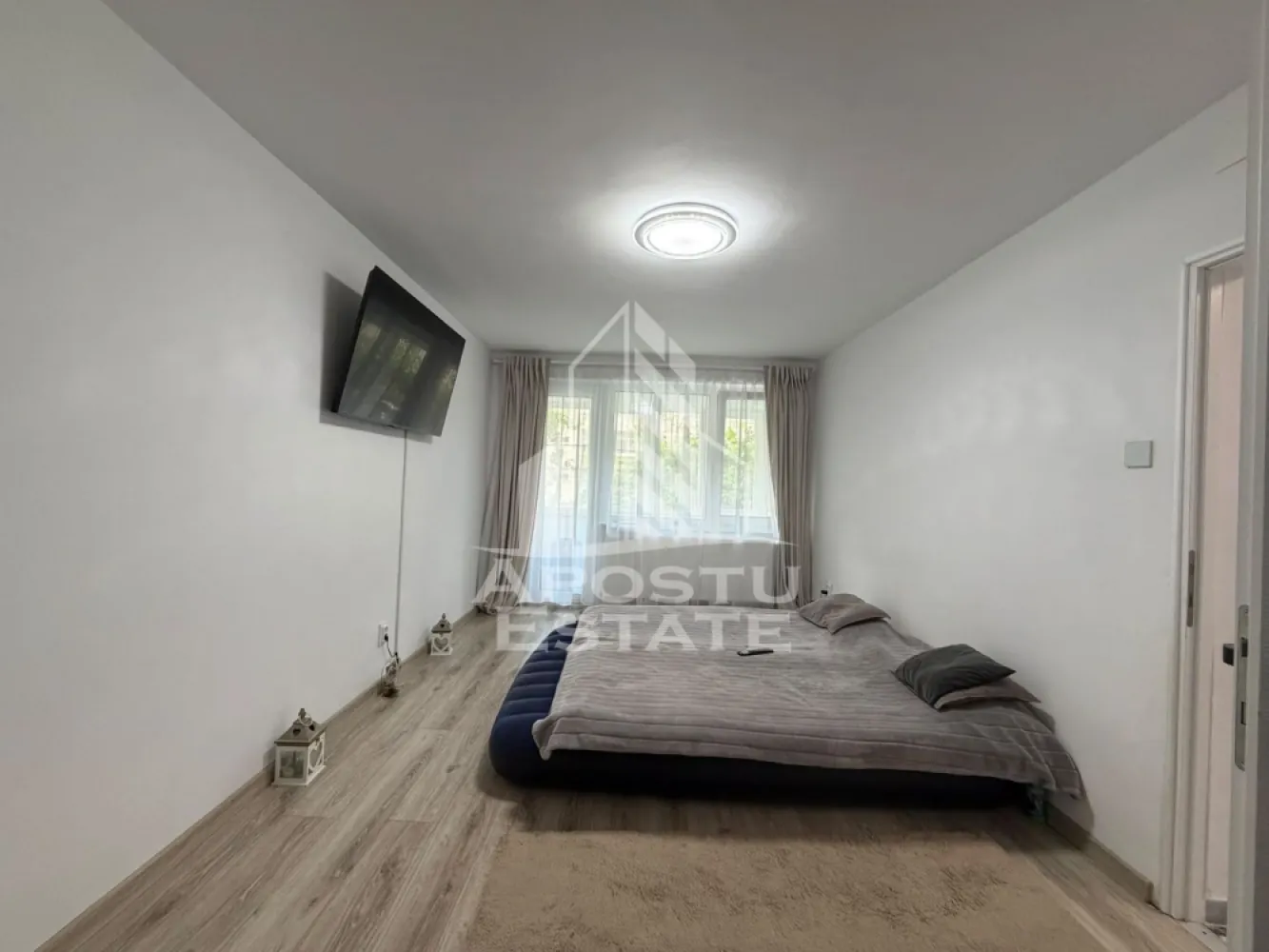 Apartament 3 camere,de vanzare,zona Dambovita, Timisoara - Agentia imobiliara APOSTU ESTATE va ofera spre vanzare un apartament cu 3 camere, localizat in judetul Timis, Timisoara, zona Dambovita

Apartamentul are o suprafata de 66mp utili +balcon si este situat la parter intr-un bloc anvelopat termic, cu 8 etaje.

- Hol de acces

- Bucatarie

-Living cu balcon inchis

- 2 Dormitoare 

- Baie cu dus si geam

-Baie de servici

Confortul termic este asigurat prin intermediul termoficarii, dar se poate monta centrala proprie pe gaz.

Zona cu numeroase facilitati si puncte de interes precum: acces rapid si usor la mijloacele de transport in comun, si alte supermarket-uri in apropiere, farmacii, institutii de invatamant, restaurante, baruri, cafenele si multe altele.

Agentia imobiliara Apostu Estate va ofera consultanta bancara gratuita prin intermediul colaboratorilor nostri pentru alegerea celui mai potrivit tip de credit, astfel incat tu sa devi noul proprietar al acestui apartament.

Va asteptam cu drag la o vizionare!
CP3124296