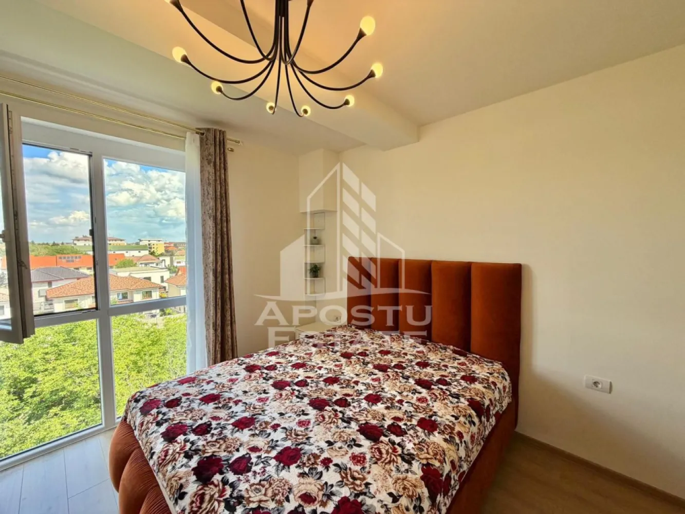 Apartament 2 camere de inchiriat,prima inchiriere, Aradului, Timisoara - Agentia imobiliara APOSTU ESTATE va propune spre inchiriere intr-un bloc nou cu lift si parcare subterana un apartament cu 2 camere spatios si luminos, situat in Timisoara, zona Calea Aradului, ca punct de reper apropiat benzinaria OMV. Acest apartament se preteaza pentru cupluri, persoane singure sau familii la inceput de drum.
Etaj: 4/5 (Lift)
Suprafata utila: 54 mp

Compartimentare eficienta:
-Bucatarie inchisa complet mobilata si utilata, cu loc de luat masa
-Living luminos si spatios
-Dormitor complet mobilat si utilat
-Baie prevazuta cu cada

Confort si facilitati:
-Loc de parcare inclus in pret
-Masina de spalat rufe
-Masina de spalat vase
-Aer conditionat
-Balcon
-Incalzirea apartamentului: centrala proprie (incalzire prin pardoseala)

Localizare:
-Timis, Timisoara, zona Aradului, proximitatea Facultatea de Agronomie, Auchan, OMV

Ideal pentru:
-Persoane singure
-Cupluri
-Familii la inceput de drum

Disponibilitate: imediata
Pret chirie lunara: 500 euro
Programeaza o vizionare pentru a-ti putea imagina viitorul aici!
ID intern: CP3128767