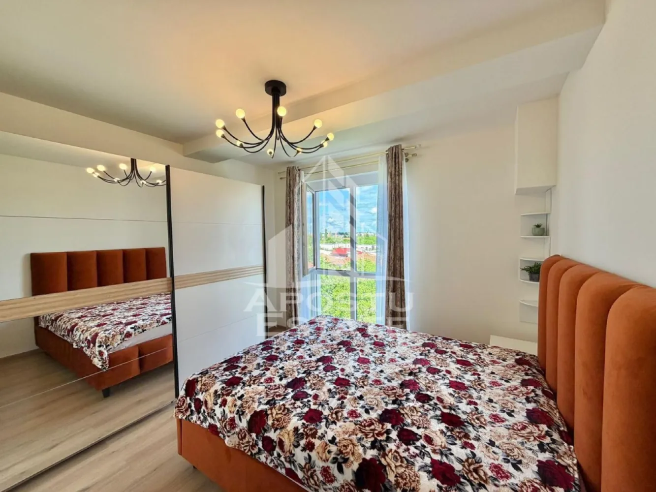 Apartament 2 camere de inchiriat,prima inchiriere, Aradului, Timisoara - Agentia imobiliara APOSTU ESTATE va propune spre inchiriere intr-un bloc nou cu lift si parcare subterana un apartament cu 2 camere spatios si luminos, situat in Timisoara, zona Calea Aradului, ca punct de reper apropiat benzinaria OMV. Acest apartament se preteaza pentru cupluri, persoane singure sau familii la inceput de drum.
Etaj: 4/5 (Lift)
Suprafata utila: 54 mp

Compartimentare eficienta:
-Bucatarie inchisa complet mobilata si utilata, cu loc de luat masa
-Living luminos si spatios
-Dormitor complet mobilat si utilat
-Baie prevazuta cu cada

Confort si facilitati:
-Loc de parcare inclus in pret
-Masina de spalat rufe
-Masina de spalat vase
-Aer conditionat
-Balcon
-Incalzirea apartamentului: centrala proprie (incalzire prin pardoseala)

Localizare:
-Timis, Timisoara, zona Aradului, proximitatea Facultatea de Agronomie, Auchan, OMV

Ideal pentru:
-Persoane singure
-Cupluri
-Familii la inceput de drum

Disponibilitate: imediata
Pret chirie lunara: 500 euro
Programeaza o vizionare pentru a-ti putea imagina viitorul aici!
ID intern: CP3128767