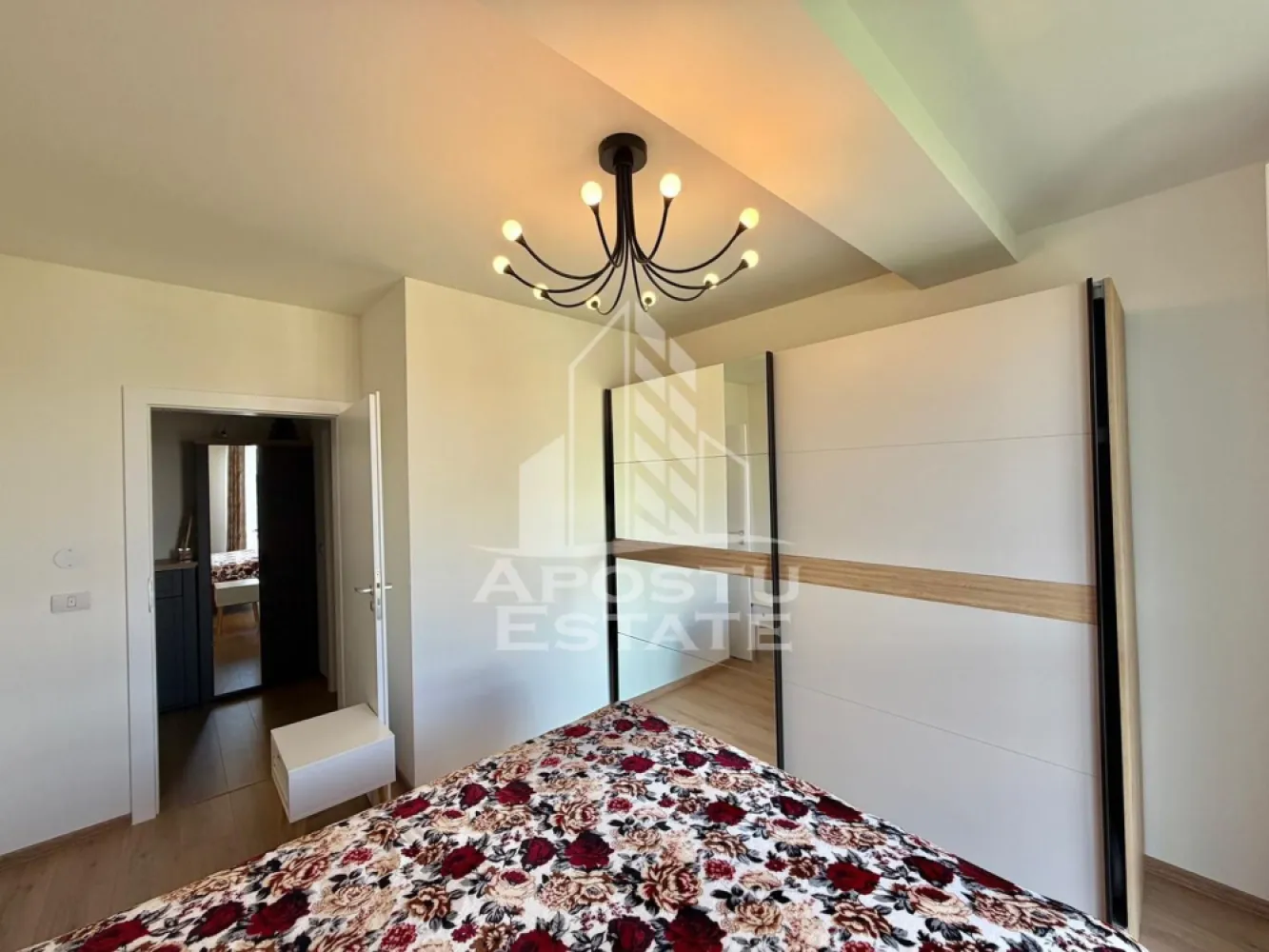 Apartament 2 camere de inchiriat,prima inchiriere, Aradului, Timisoara - Agentia imobiliara APOSTU ESTATE va propune spre inchiriere intr-un bloc nou cu lift si parcare subterana un apartament cu 2 camere spatios si luminos, situat in Timisoara, zona Calea Aradului, ca punct de reper apropiat benzinaria OMV. Acest apartament se preteaza pentru cupluri, persoane singure sau familii la inceput de drum.
Etaj: 4/5 (Lift)
Suprafata utila: 54 mp

Compartimentare eficienta:
-Bucatarie inchisa complet mobilata si utilata, cu loc de luat masa
-Living luminos si spatios
-Dormitor complet mobilat si utilat
-Baie prevazuta cu cada

Confort si facilitati:
-Loc de parcare inclus in pret
-Masina de spalat rufe
-Masina de spalat vase
-Aer conditionat
-Balcon
-Incalzirea apartamentului: centrala proprie (incalzire prin pardoseala)

Localizare:
-Timis, Timisoara, zona Aradului, proximitatea Facultatea de Agronomie, Auchan, OMV

Ideal pentru:
-Persoane singure
-Cupluri
-Familii la inceput de drum

Disponibilitate: imediata
Pret chirie lunara: 500 euro
Programeaza o vizionare pentru a-ti putea imagina viitorul aici!
ID intern: CP3128767