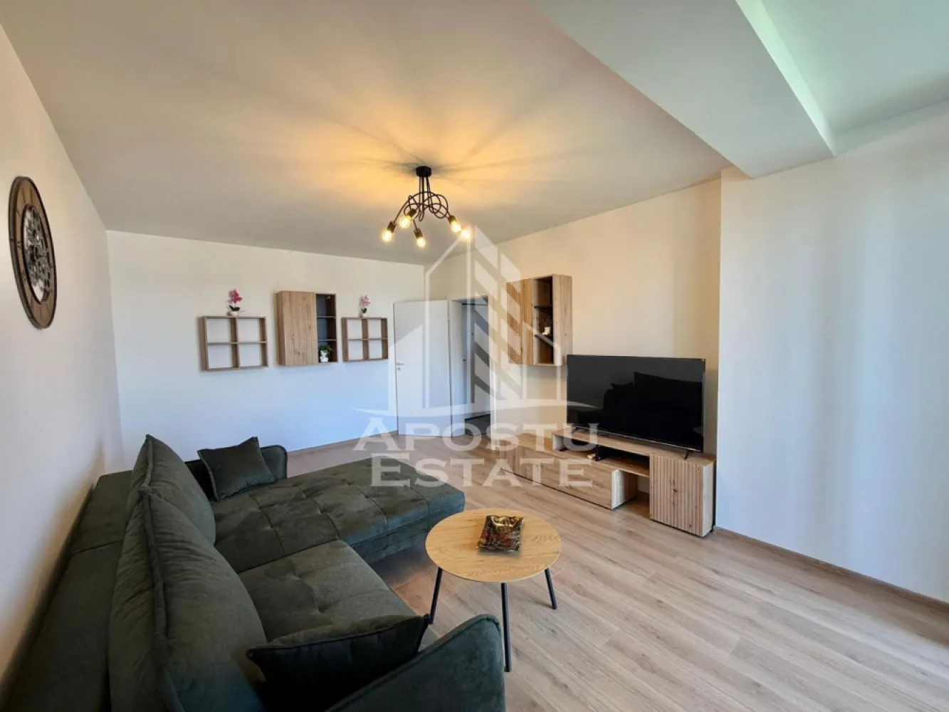 Apartament 2 camere de inchiriat,prima inchiriere, Aradului, Timisoara - Agentia imobiliara APOSTU ESTATE va propune spre inchiriere intr-un bloc nou cu lift si parcare subterana un apartament cu 2 camere spatios si luminos, situat in Timisoara, zona Calea Aradului, ca punct de reper apropiat benzinaria OMV. Acest apartament se preteaza pentru cupluri, persoane singure sau familii la inceput de drum.
Etaj: 4/5 (Lift)
Suprafata utila: 54 mp

Compartimentare eficienta:
-Bucatarie inchisa complet mobilata si utilata, cu loc de luat masa
-Living luminos si spatios
-Dormitor complet mobilat si utilat
-Baie prevazuta cu cada

Confort si facilitati:
-Loc de parcare inclus in pret
-Masina de spalat rufe
-Masina de spalat vase
-Aer conditionat
-Balcon
-Incalzirea apartamentului: centrala proprie (incalzire prin pardoseala)

Localizare:
-Timis, Timisoara, zona Aradului, proximitatea Facultatea de Agronomie, Auchan, OMV

Ideal pentru:
-Persoane singure
-Cupluri
-Familii la inceput de drum

Disponibilitate: imediata
Pret chirie lunara: 500 euro
Programeaza o vizionare pentru a-ti putea imagina viitorul aici!
ID intern: CP3128767