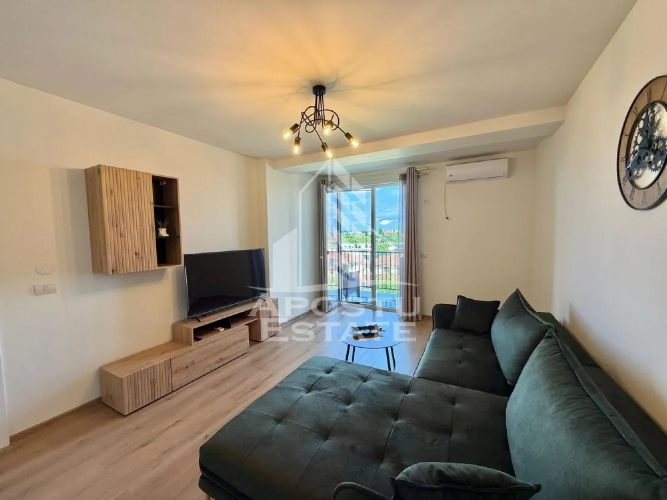 Apartament 2 camere de inchiriat,prima inchiriere, Aradului, Timisoara - Agentia imobiliara APOSTU ESTATE va propune spre inchiriere intr-un bloc nou cu lift si parcare subterana un apartament cu 2 camere spatios si luminos, situat in Timisoara, zona Calea Aradului, ca punct de reper apropiat benzinaria OMV. Acest apartament se preteaza pentru cupluri, persoane singure sau familii la inceput de drum.
Etaj: 4/5 (Lift)
Suprafata utila: 54 mp

Compartimentare eficienta:
-Bucatarie inchisa complet mobilata si utilata, cu loc de luat masa
-Living luminos si spatios
-Dormitor complet mobilat si utilat
-Baie prevazuta cu cada

Confort si facilitati:
-Loc de parcare inclus in pret
-Masina de spalat rufe
-Masina de spalat vase
-Aer conditionat
-Balcon
-Incalzirea apartamentului: centrala proprie (incalzire prin pardoseala)

Localizare:
-Timis, Timisoara, zona Aradului, proximitatea Facultatea de Agronomie, Auchan, OMV

Ideal pentru:
-Persoane singure
-Cupluri
-Familii la inceput de drum

Disponibilitate: imediata
Pret chirie lunara: 500 euro
Programeaza o vizionare pentru a-ti putea imagina viitorul aici!
ID intern: CP3128767