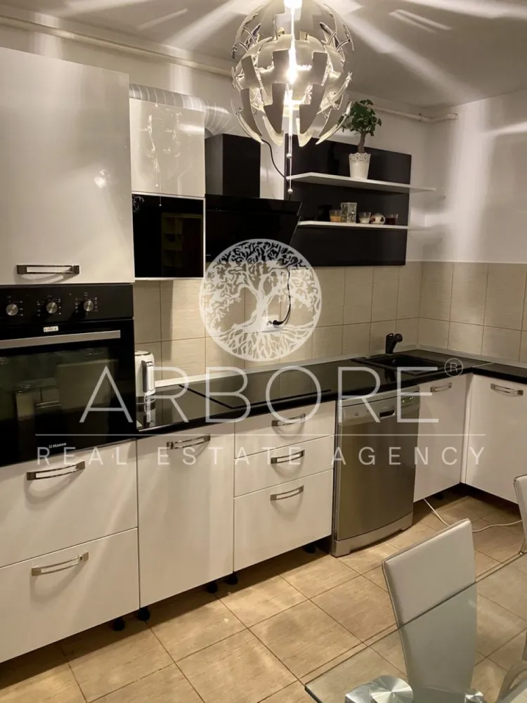 Apartament spațios 2 camere | Mobilat și utilat complet | Zona Pipera - Apartament modern cu 2 camere, situat în zona exclusivistă Pipera – Lemon Park, ideal pentru cei care caută confort, stil și funcționalitate.

Locuința este complet mobilată și utilată, fiind pregătită pentru mutare imediată. Livingul generos este mobilat cu gust și include un set complet de bucătărie: cuptor electric, plită electrică, hotă performantă, chiuvetă și baterie Franke, precum și aer condiționat Samsung pentru confort termic optim. Canapeaua extensibilă din piele adaugă un plus de eleganță și funcționalitate.

Apartamentul dispune de două balcoane spațioase, perfecte pentru momente de relaxare sau socializare. Holul include un dressing generos cu uși din oglindă, oferind un spațiu excelent de depozitare. Dormitorul este dotat cu un dressing mare de la Ikea și un pat din piele de la Mobexpert, care adaugă un aer rafinat și confortabil.

Baia este echipată cu cadă și o mașină de spălat rufe cu uscător inclus, pentru un plus de comoditate.

Această proprietate este ideală atât pentru locuire proprie, cât și pentru investiție, fiind amplasată într-o zonă bine cotată și în continuă dezvoltare.
