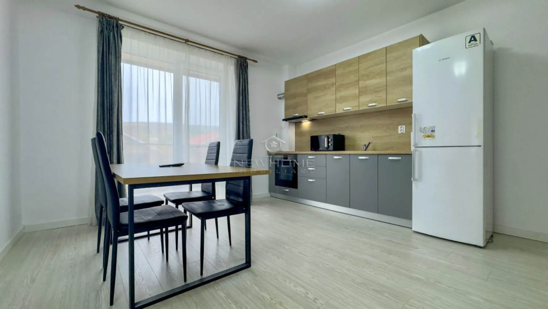 Apartament 2 camere decomandat Chinteni - New HOME Imobiliare ofera spre inchiriere apartament modern cu 2 camere, decomandat situat in Chinteni pe str Somesului, la 10 km de Cluj Napoca. Apartamentul este amplasat la etajul 2 din 4, intr un imobil dotat cu lift, izolat termic, finalizat in anul 2020. Dispune de suprafata utila de 57 nmp + balcon. Compartimentat astfel: hol, bucataria, living, dormitor, baie, terasa, boxa de depozitare privata in podul blocului., loc de PARCARE subteran. Pentru confortul Dvs. se inchiriaza complet mobilat/utilat, cum se vede in poze, dotat cu incalzire in pardoseala, hota, plita, cuptor electric, frigider, masina de spalat rufe, TV, etc. Pentru mai multe informatii si pentru a programa o vizionare, contactati-ne cu incredere!