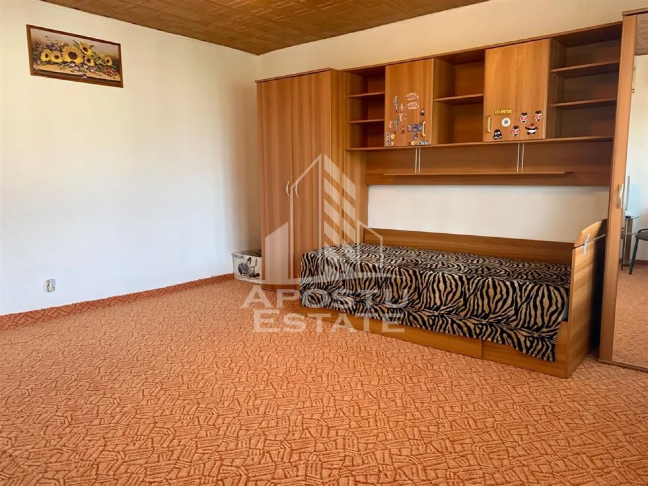 Apartament 2 camere, de inchiriat, zona Steaua - Agentia imobiliara APOSTU ESTATE va propune spre inchiriere un apartament cu 2 camere, spatios si luminos, situat in zona Steaua, o zona linistita si bine pozitionata din Timisoara, potrivit pentru cupluri,familii, sau studenti care isi doresc o locuinta unde sa se simta confortabil si cu acces facil catre scoli, statii de autobuz, supermarketuri , magazine de zona, parcuri.

Suprafata utila: 69mp
Compartimentare eficienta:
-Hol de acces generos
-Bucatarie complet mobilata si utilata, cu loc de luat masa
-Living luminos si spatios
-Dormitor mobilat si utilat
-Baie prevazuta cu cada

Confort si facilitati:
-Incalzirea apartamentului: centrala proprie
-Incalzirea prin calorifere
-Apartamentul este complet mobilat si utilat
-Nu se accepta animale de companie de catre proprietar

Localizare:
-Timis,Timisoara, zona Steaua – acces facil spre magazine, supermarketuri , scoli, parcuri si mijloace de transport in comun.

Ideal pentru:
-Familii
-Cupluri
-Studenti

Disponibilitate: imediata
Pret chirie lunara: 340 euro 
Programeaza o vizionare pentru a-ti putea imagina viitorul aici!
ID intern: CP1890702