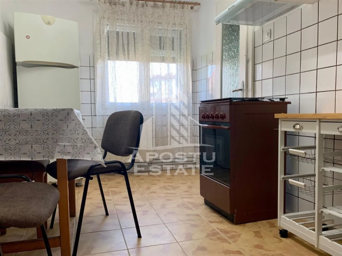 Apartament 2 camere, de inchiriat, zona Steaua - Agentia imobiliara APOSTU ESTATE va propune spre inchiriere un apartament cu 2 camere, spatios si luminos, situat in zona Steaua, o zona linistita si bine pozitionata din Timisoara, potrivit pentru cupluri,familii, sau studenti care isi doresc o locuinta unde sa se simta confortabil si cu acces facil catre scoli, statii de autobuz, supermarketuri , magazine de zona, parcuri.

Suprafata utila: 69mp
Compartimentare eficienta:
-Hol de acces generos
-Bucatarie complet mobilata si utilata, cu loc de luat masa
-Living luminos si spatios
-Dormitor mobilat si utilat
-Baie prevazuta cu cada

Confort si facilitati:
-Incalzirea apartamentului: centrala proprie
-Incalzirea prin calorifere
-Apartamentul este complet mobilat si utilat
-Nu se accepta animale de companie de catre proprietar

Localizare:
-Timis,Timisoara, zona Steaua – acces facil spre magazine, supermarketuri , scoli, parcuri si mijloace de transport in comun.

Ideal pentru:
-Familii
-Cupluri
-Studenti

Disponibilitate: imediata
Pret chirie lunara: 340 euro 
Programeaza o vizionare pentru a-ti putea imagina viitorul aici!
ID intern: CP1890702