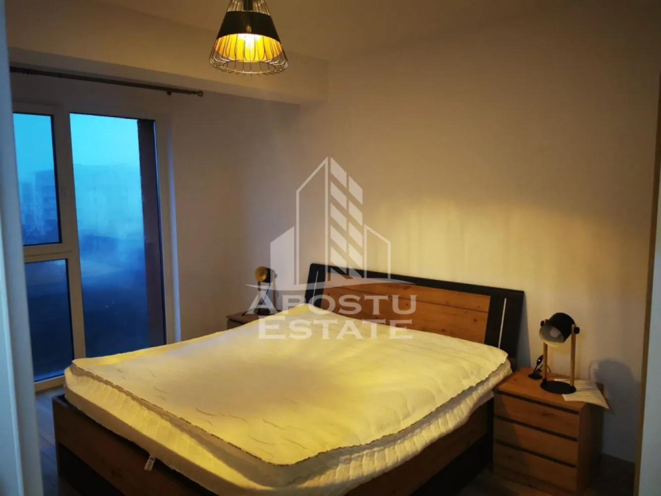 Apartament cu 2 camere , de inchiriat , Iris -Aradului , Timisoara - Agentia imobiliara APOSTU ESTATE va propune spre inchiriere un apartament cu 2 camere, spatios si luminos, situat in zona Aradului ,o zona linistita si bine pozitionata din Timisoara, potrivit pentru cupluri,familii, sau studenti care isi doresc o locuinta unde sa se simta confortabil si cu acces facil catre scoli, statii de autobuz, supermarketuri , magazine de zona, parcuri.

Suprafata utila: 52 mp
Compartimentare eficienta:
-Hol de acces generos
-Bucatarie complet mobilata si utilata, cu loc de luat masa
-Living luminos si spatios
-Dormitor mobilat si utilat
-Baie prevazuta cu cada
-Balcon deschis 

Confort si facilitati:
-Incalzirea apartamentului: centrala proprie cu încălzire in pardoseala 
-Apartamentul este complet mobilat si utilat de către proprietar 
-Loc de parcare subteran , daca se dorește fără loc de parcare prețul este de 450 e 

Localizare:
-Timis,Timisoara, zona Aradului – acces facil spre magazine, supermarketul Lidl, scoli, parcuri si mijloace de transport in comun.

Ideal pentru:
-Familii
-Cupluri
Pret chirie lunara: 500 euro 
Programeaza o vizionare pentru a-ti putea imagina viitorul aici!
ID intern: CP3129046