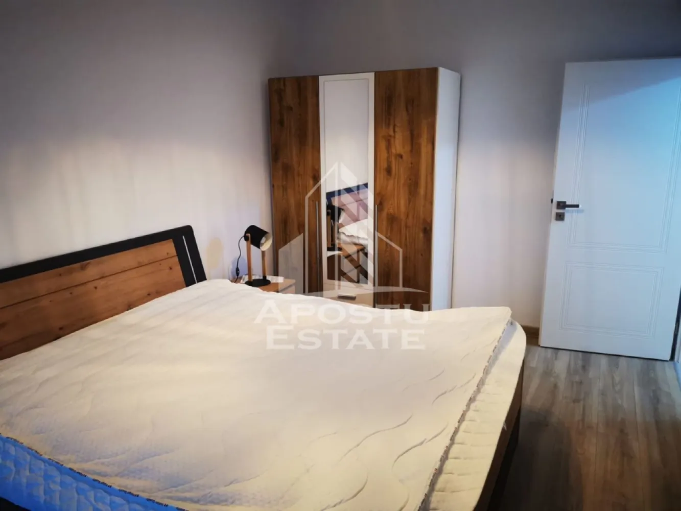 Apartament cu 2 camere , de inchiriat , Iris -Aradului , Timisoara - Agentia imobiliara APOSTU ESTATE va propune spre inchiriere un apartament cu 2 camere, spatios si luminos, situat in zona Aradului ,o zona linistita si bine pozitionata din Timisoara, potrivit pentru cupluri,familii, sau studenti care isi doresc o locuinta unde sa se simta confortabil si cu acces facil catre scoli, statii de autobuz, supermarketuri , magazine de zona, parcuri.

Suprafata utila: 52 mp
Compartimentare eficienta:
-Hol de acces generos
-Bucatarie complet mobilata si utilata, cu loc de luat masa
-Living luminos si spatios
-Dormitor mobilat si utilat
-Baie prevazuta cu cada
-Balcon deschis 

Confort si facilitati:
-Incalzirea apartamentului: centrala proprie cu încălzire in pardoseala 
-Apartamentul este complet mobilat si utilat de către proprietar 
-Loc de parcare subteran , daca se dorește fără loc de parcare prețul este de 450 e 

Localizare:
-Timis,Timisoara, zona Aradului – acces facil spre magazine, supermarketul Lidl, scoli, parcuri si mijloace de transport in comun.

Ideal pentru:
-Familii
-Cupluri
Pret chirie lunara: 500 euro 
Programeaza o vizionare pentru a-ti putea imagina viitorul aici!
ID intern: CP3129046