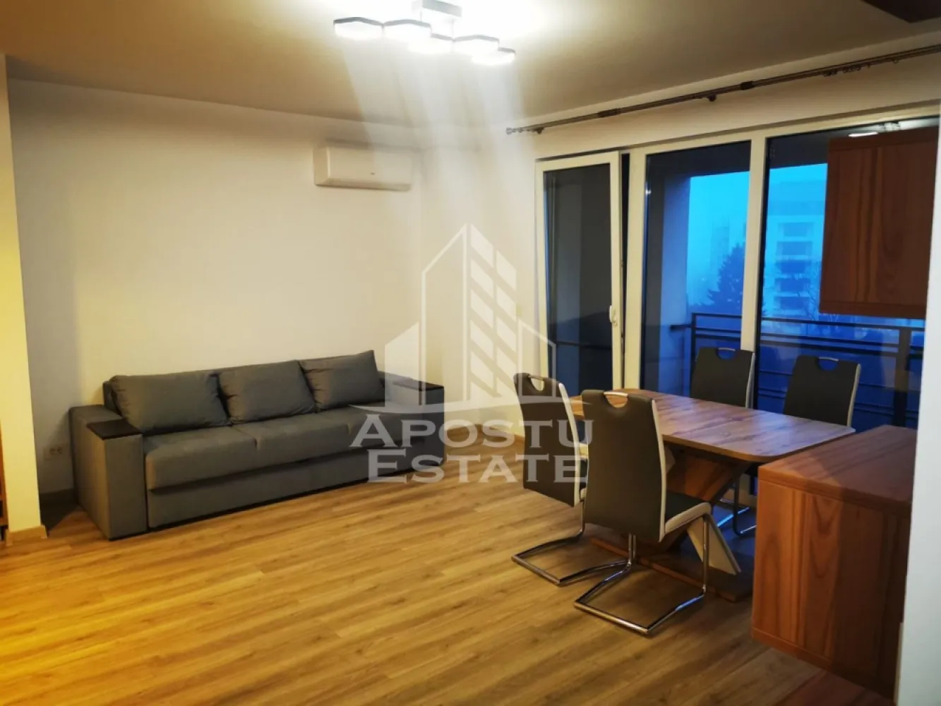 Apartament cu 2 camere , de inchiriat , Iris -Aradului , Timisoara - Agentia imobiliara APOSTU ESTATE va propune spre inchiriere un apartament cu 2 camere, spatios si luminos, situat in zona Aradului ,o zona linistita si bine pozitionata din Timisoara, potrivit pentru cupluri,familii, sau studenti care isi doresc o locuinta unde sa se simta confortabil si cu acces facil catre scoli, statii de autobuz, supermarketuri , magazine de zona, parcuri.

Suprafata utila: 52 mp
Compartimentare eficienta:
-Hol de acces generos
-Bucatarie complet mobilata si utilata, cu loc de luat masa
-Living luminos si spatios
-Dormitor mobilat si utilat
-Baie prevazuta cu cada
-Balcon deschis 

Confort si facilitati:
-Incalzirea apartamentului: centrala proprie cu încălzire in pardoseala 
-Apartamentul este complet mobilat si utilat de către proprietar 
-Loc de parcare subteran , daca se dorește fără loc de parcare prețul este de 450 e 

Localizare:
-Timis,Timisoara, zona Aradului – acces facil spre magazine, supermarketul Lidl, scoli, parcuri si mijloace de transport in comun.

Ideal pentru:
-Familii
-Cupluri
Pret chirie lunara: 500 euro 
Programeaza o vizionare pentru a-ti putea imagina viitorul aici!
ID intern: CP3129046
