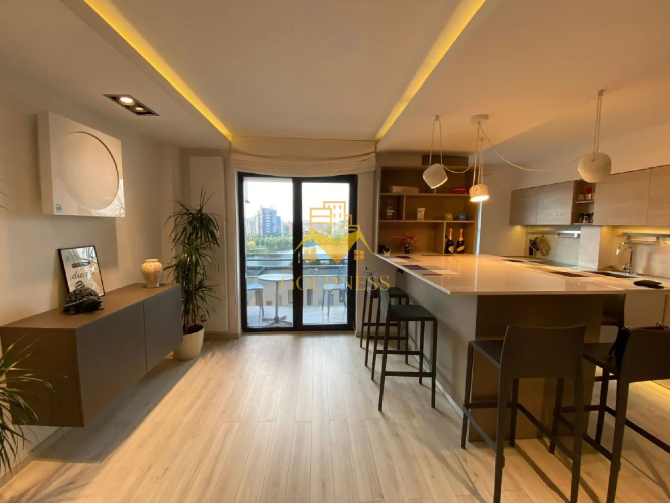 2 camere open space, Parcare, Premium, Fsega, Iulius Mall,Intre Lacuri - GOLDNESS Imobiliare vă propune spre închiriere un apartament cu camere complet mobilat și utilat, la etajul într-un imobil de etaje, în Cartierul Intre Lacuri.
Dispune de loc de parcare subteran!
Se află în apropierea stațiilor de transport în comun, magazine, restaurante, spații verzi, farmacii, etc. 

Apartamentul este compartimentat astfel:
 - dormitor cu pat matrimonial, dressing, noptiere
 - living cu bucatarie open space complet utilată și mobilată, canapea extensibilă, loc de servit masa 
 - baie cu dus walk-in, calorifer port prosop și dulap pentru depozitare.
 - balcon de 6 mp.

Imobilul este dotat cu toate cele necesare- centrală proprie, frigider, aragaz, hotă, mașină de spălat haine si vase, aer conditionat, etc. 

Dacă sunteți interesați de acest apartament și doriți să îl vizionați, dar și pentru alte oferte nu ezitați să ne contactați telefonic sau prin e-mail. Vă stăm la dispoziție!
Pentru intermediere se percepe un comision de 50% din prețul chiriei!