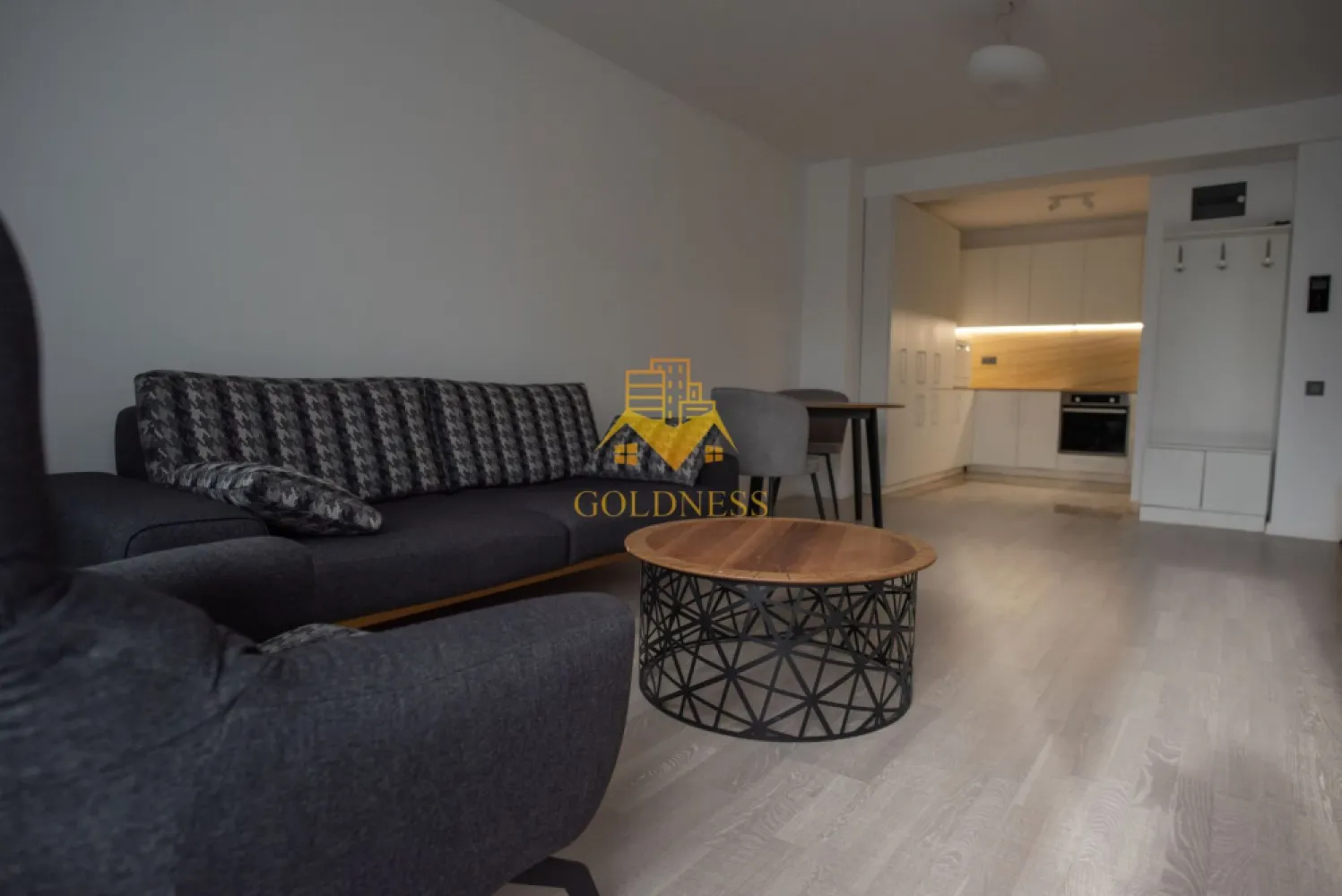 2 camere, Premium, Bloc Nou, Plopilor Zona Platinia, USAMV, Motilor - GOLDNESS Imobiliare vă propune spre închiriere un apartament cu 2 camere complet mobilat și utilat, la etajul 3 într-un imobil de 3 etaje, în Cartierul Plopilor.
Dispune de loc de parcare subterana inclusa in pret!
Se află în apropierea stațiilor de transport în comun, magazine, restaurante, spații verzi, farmacii, etc. 

Apartamentul este compartimentat astfel:
 - dormitor cu pat matrimonial, dressing, noptiere
 - living cu bucatarie open space complet utilată și mobilată, canapea extensibilă, loc de servit masa 
 - baie cu cabina de dus, calorifer port prosop și dulap pentru depozitare.
 - terasa de 15 mp.

Imobilul este dotat cu toate cele necesare- centrală proprie, frigider, aragaz, hotă, mașină de spălat haine, etc. 

Dacă sunteți interesați de acest apartament și doriți să îl vizionați, dar și pentru alte oferte nu ezitați să ne contactați telefonic sau prin e-mail. Vă stăm la dispoziție!

Pentru intermediere se percepe un comision de 50% din prețul chiriei!