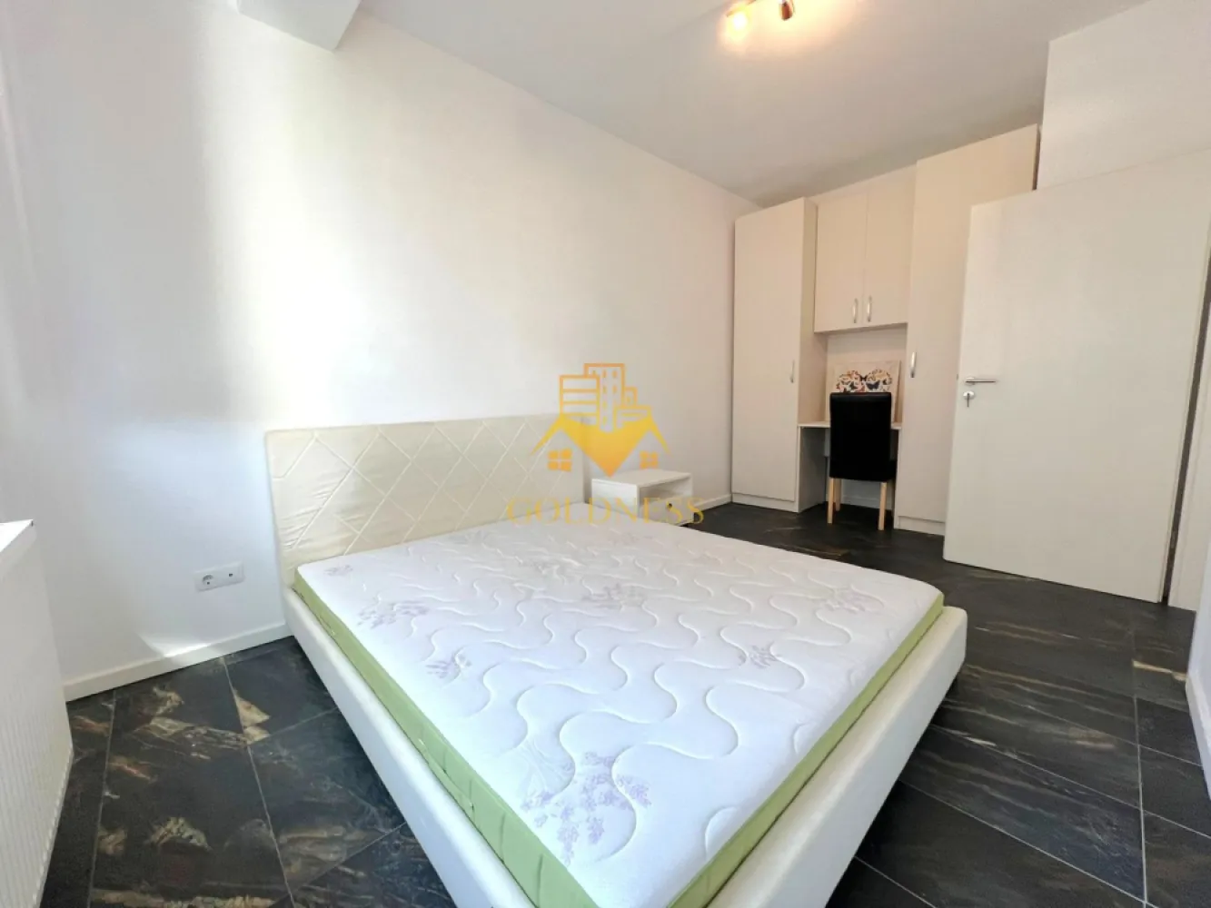 3 camere, 2 Parcari, Pet Friendly, Buna Ziua, Grand Hotel, Trifoiului - GOLDNESS Imobiliare vă propune spre închiriere un apartament cu 3 camere complet mobilat și utilat, la etajul 1 într-un imobil de 3 etaje, în Cartierul Buna Ziua, Zona Grand Hotel Italia, LIDL.
Dispune de doua locuri de parcare (unul exterior si unul subteran)!
Se accepta animale de companie de talie mica, cu anumite conditii!
Se află în apropierea stațiilor de transport în comun, magazine, restaurante, spații verzi, farmacii, etc. 

Apartamentul este compartimentat astfel:
 - 2 dormitoare cu pat matrimonial, dressing, noptiere. birou
 - living cu bucatarie open space complet utilată și mobilată, canapea extensibilă, loc de servit masa 
 - baie cu cabina de cada, calorifer port prosop și dulap pentru depozitare.
 - balcon deschis de 5 mp.

Imobilul este dotat cu toate cele necesare- centrală proprie, frigider, aragaz, hotă, mașină de spălat haine, etc. 
La nevoie se poate monta o masina de spalat vase si aer conditionat!

Dacă sunteți interesați de acest apartament și doriți să îl vizionați, dar și pentru alte oferte nu ezitați să ne contactați telefonic sau prin e-mail. Vă stăm la dispoziție!
Pentru intermediere se percepe un comision de 50% din prețul chiriei!