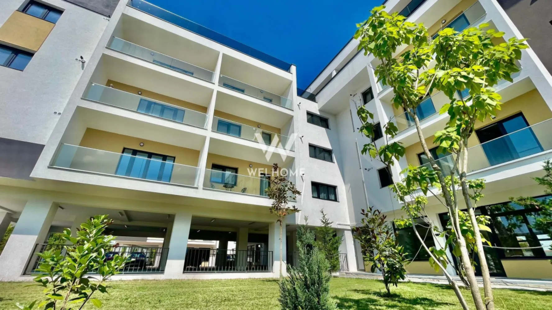 Chirie apartament 3 camere - 102mp utili - catrierul Turnisor, Sibiu - Spre închiriere un apartament spațios, cu 3 camere și balcon, situat în zona apropiata de centru si Piața Cluj, reper ansamblul rezidențial Garden City – o locație liniștită, dar cu acces rapid către principalele puncte de interes din oraș.

Detalii apartament:
-Suprafață utilă: 102 mp
-Etaj: 1 din 4
-Loc de parcare inclus

Apartamentul se predă complet mobilat și utilat, exact ca în fotografii.
Compartimentarea este eficientă și bine gândită:hol de acces,living luminos cu bucătărie open space, 2 dormitoare (un dormitor matrimonial cu baie proprie), a doua baie si balcon
Locuința se remarcă prin suprafața mare și amenajarea modernă, fiind ideală pentru o familie sau pentru cei care își doresc confort și spațiu.

Avantaje:
-2 băi 
-balcon
-2 aparate de aer condiționat
-mobilat și utilat modern
-loc de parcare inclus
-bloc nou, cu lift
-etaj intermediar (1/4)
-zonă liniștită, cu acces facil

Locație:
Imobilul este amplasat în zona Piața Cluj, într-un cadru liniștit, dar bine conectat la oraș. În apropiere se află magazine, mijloace de transport și alte puncte de interes.
Accesul este facil, pe străzi complet asfaltate și iluminate.